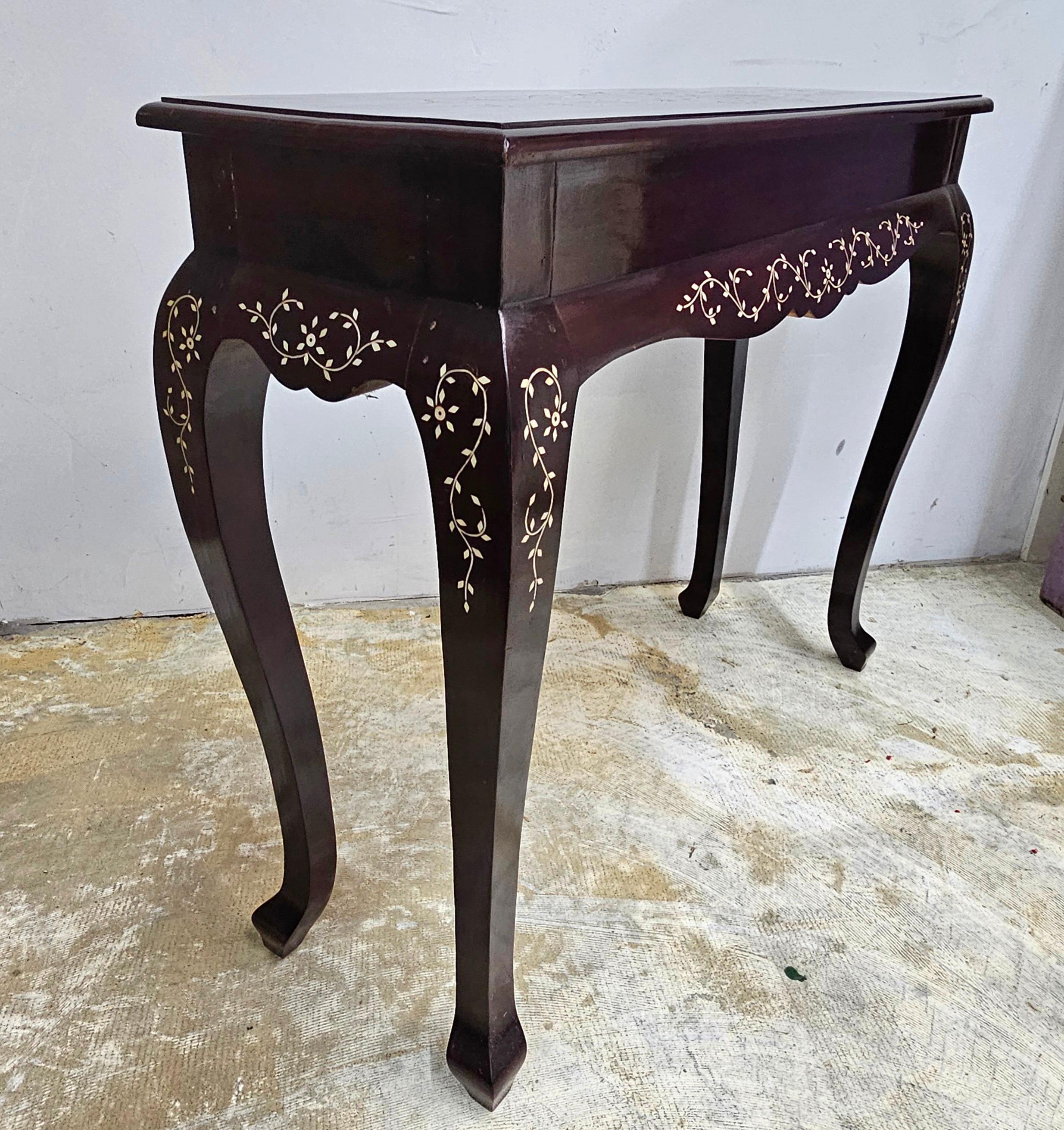 Mesa consola de palisandro con marquetería de hueso hecha a mano en el sudeste asiático Hecho a mano en venta