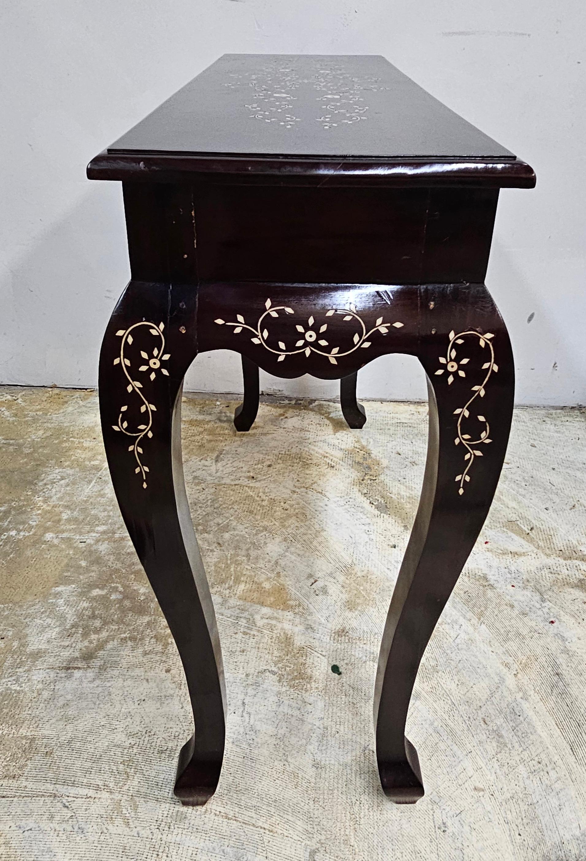 Mesa consola de palisandro con marquetería de hueso hecha a mano en el sudeste asiático en Bueno estado para la venta en Germantown, MD