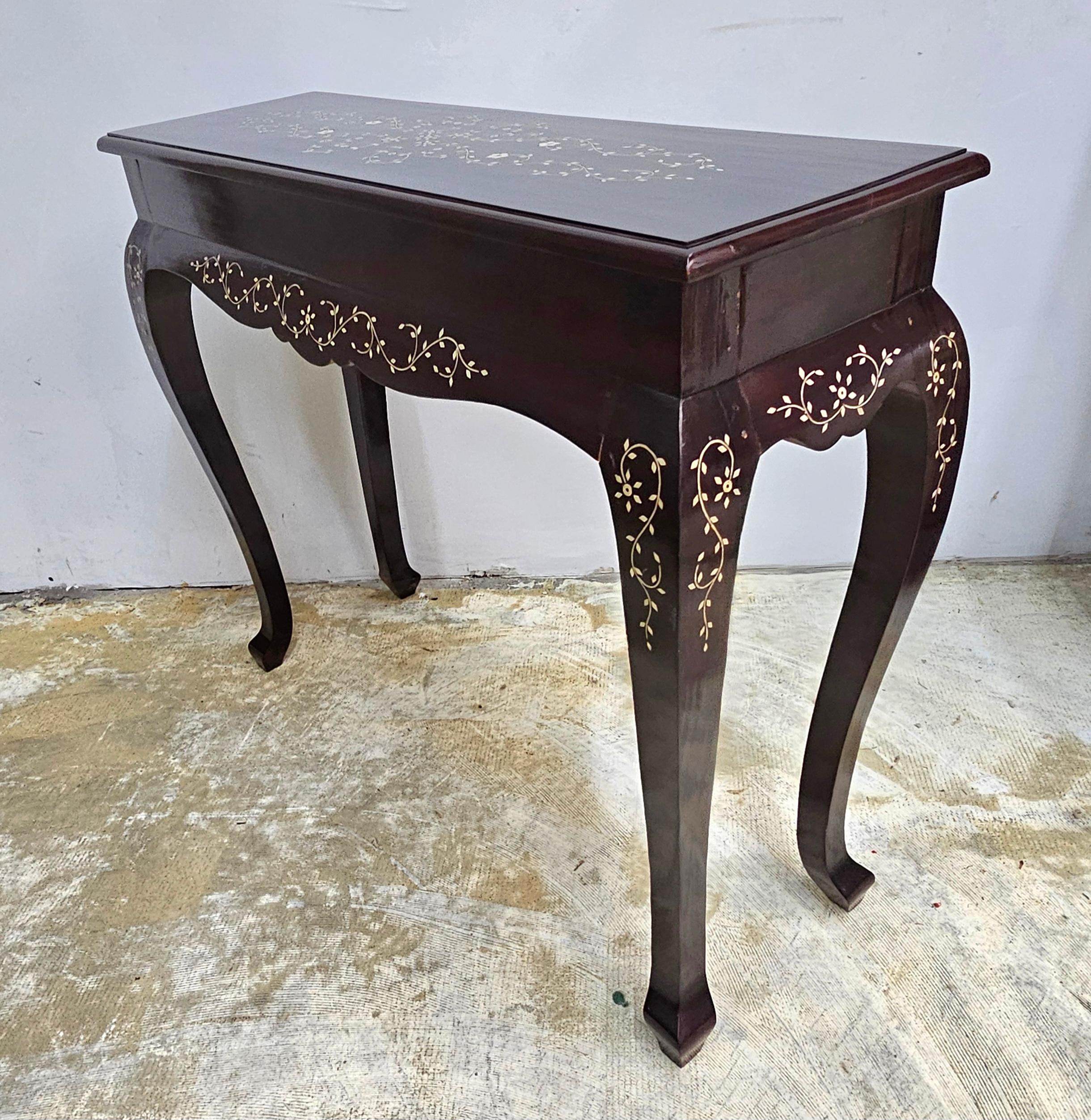Mesa consola de palisandro con marquetería de hueso hecha a mano en el sudeste asiático siglo XX en venta