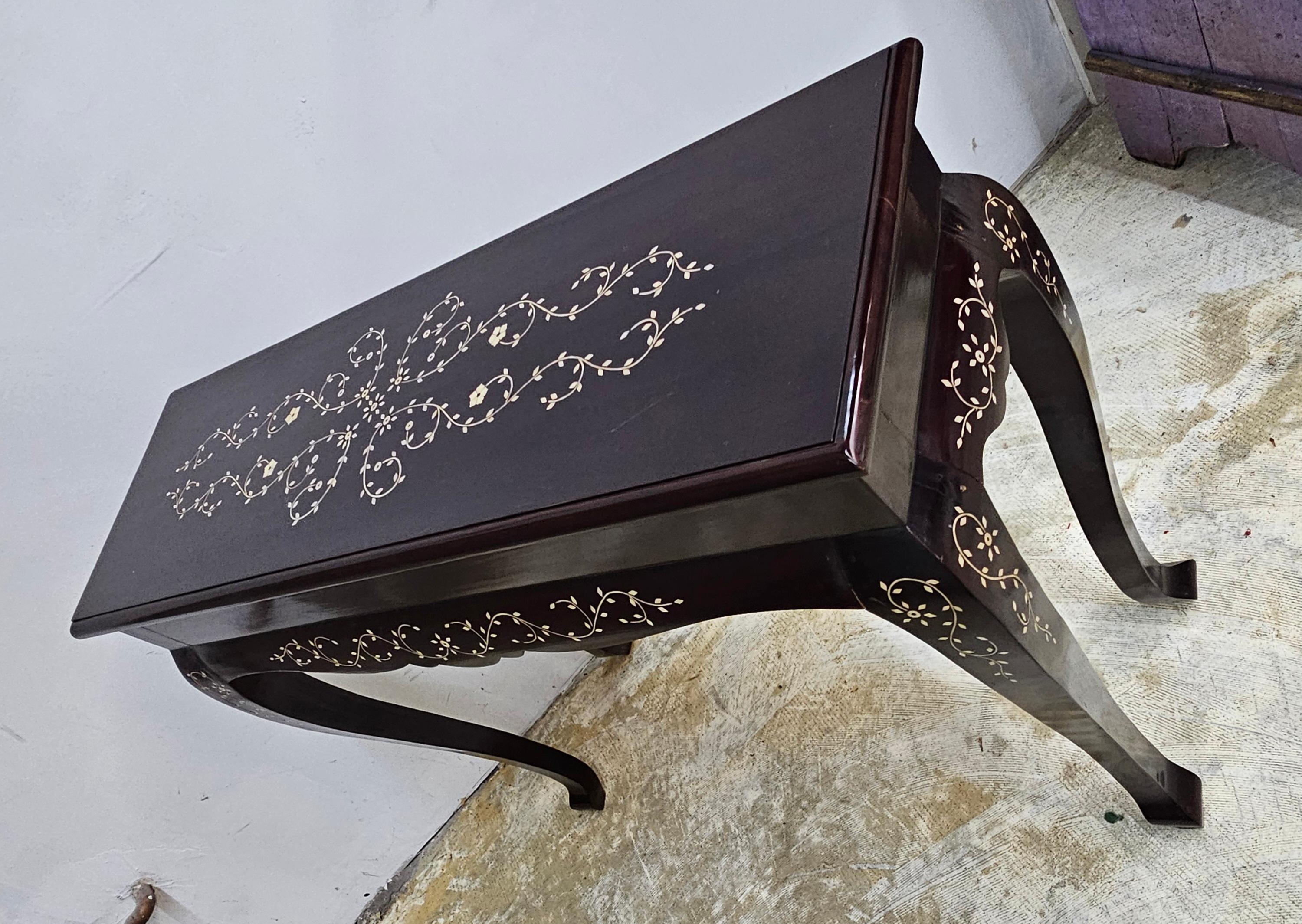 Mesa consola de palisandro con marquetería de hueso hecha a mano en el sudeste asiático Hueso en venta