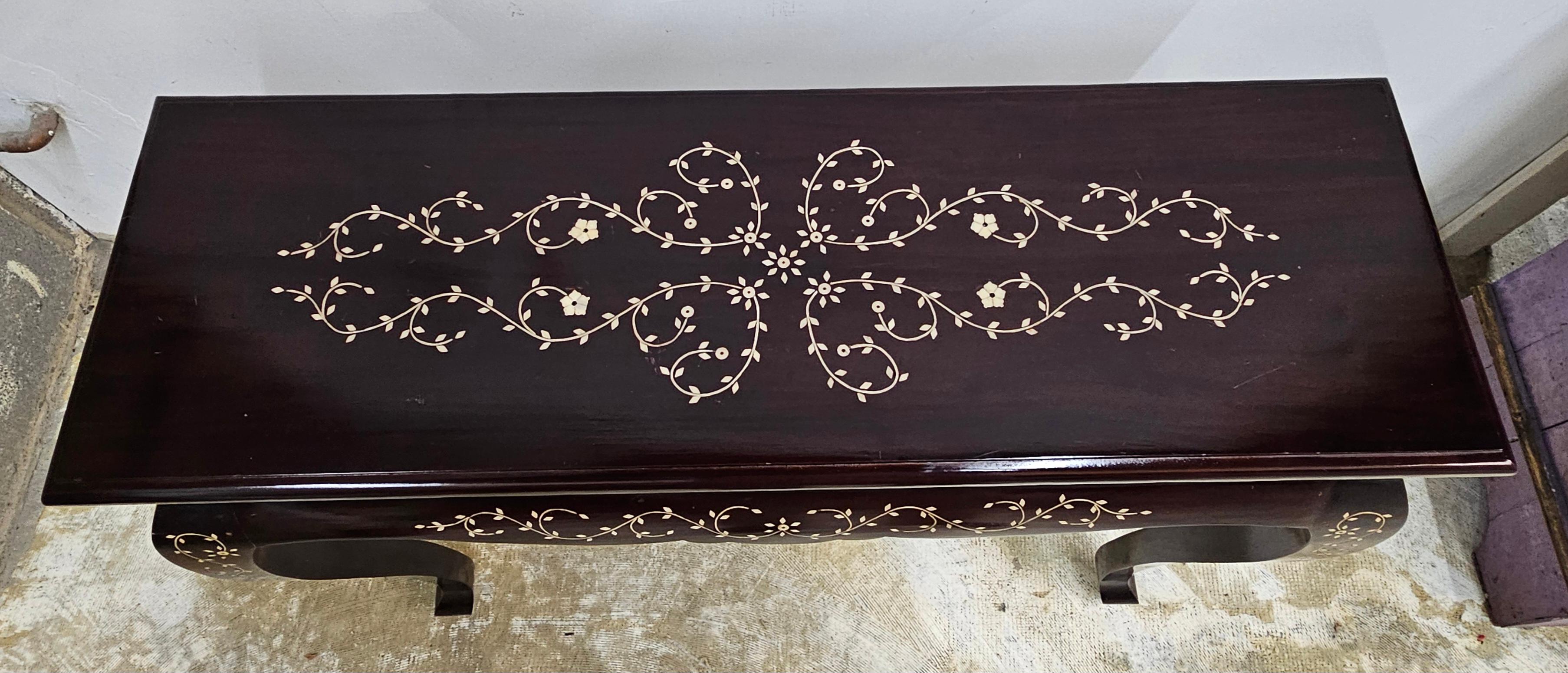 Mesa consola de palisandro con marquetería de hueso hecha a mano en el sudeste asiático en venta 1