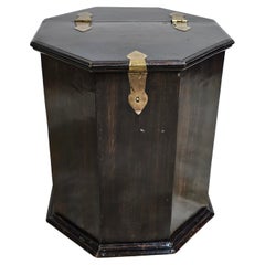 Table d'appoint en bois dur d'Asie du Sud-Est avec charnières en laiton