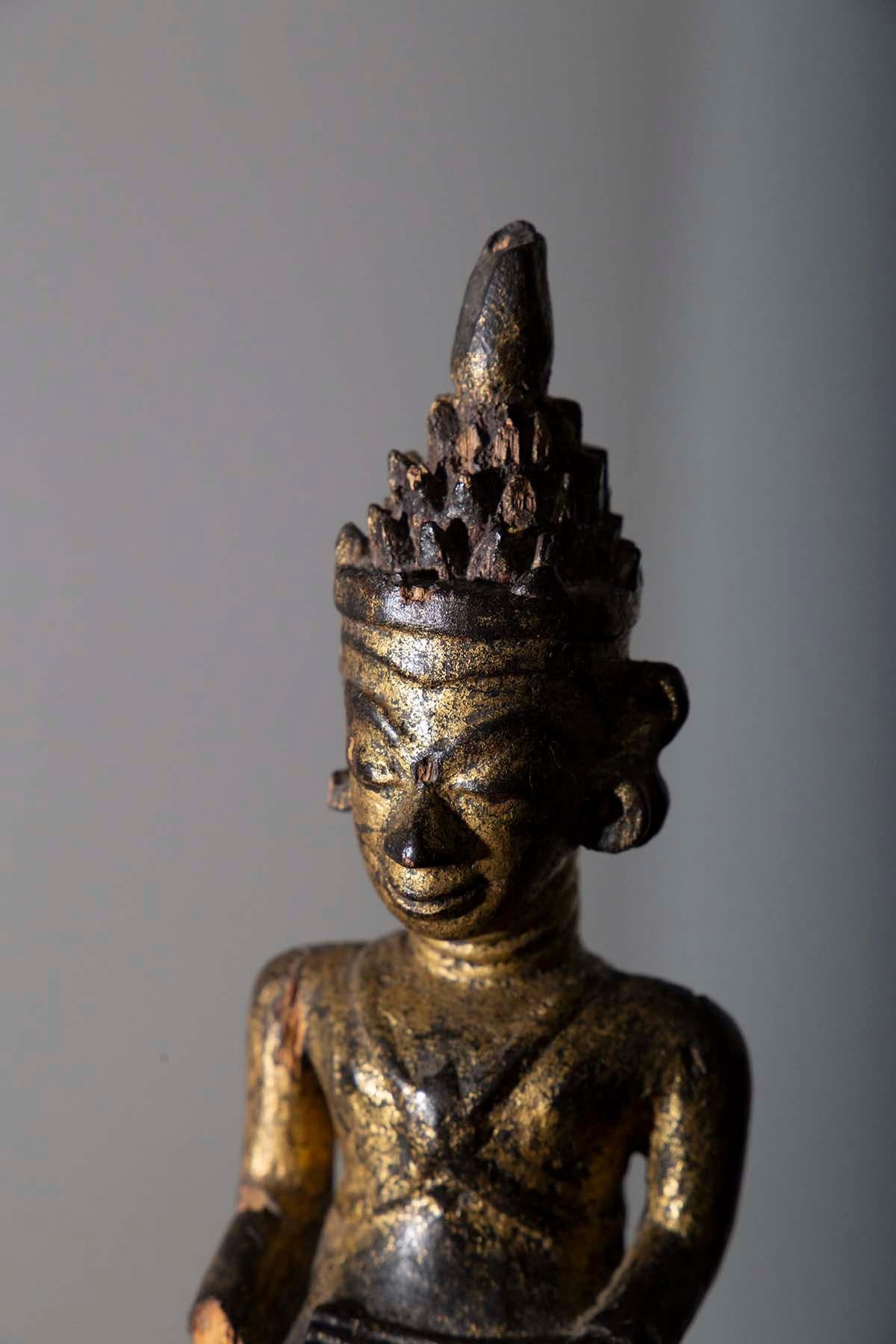 Südostasiatischer Buddha aus lackiertem Holz, 19. Jahrhundert (Anglo-indisch) im Angebot