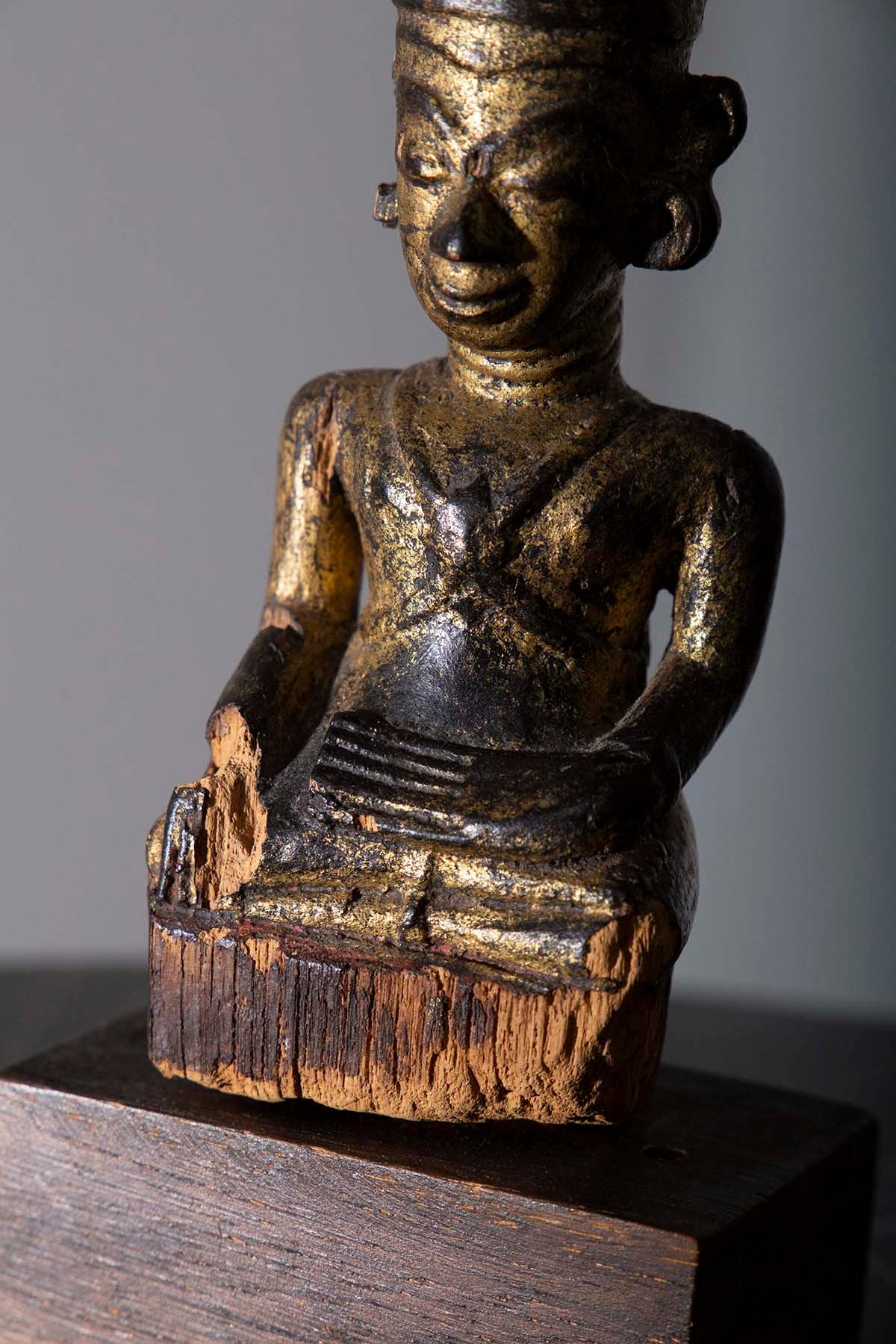 Südostasiatischer Buddha aus lackiertem Holz, 19. Jahrhundert (Südasiatisch) im Angebot