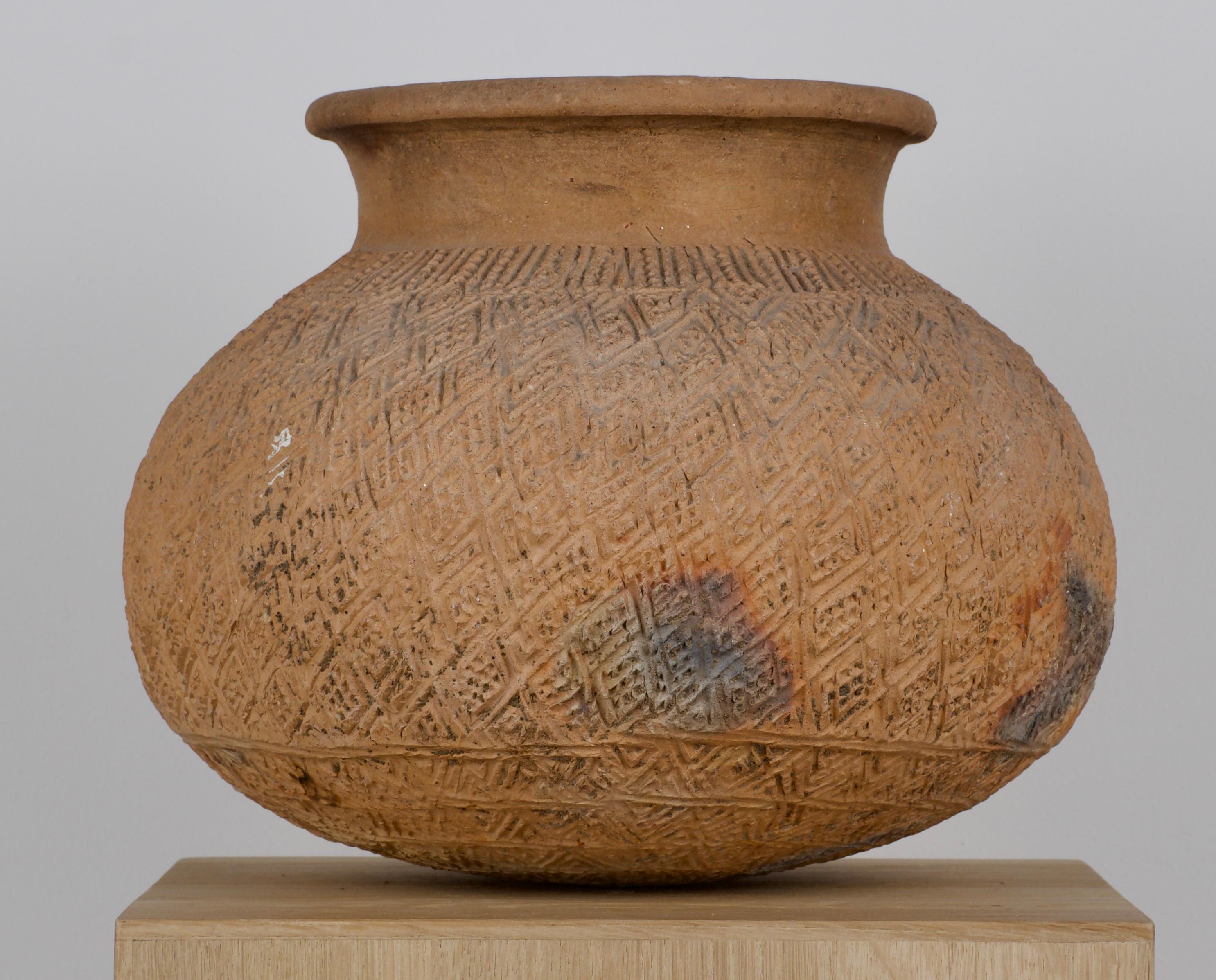 Antico vaso geometrico in ceramica - un manufatto senza tempo
Scopri la bellezza dell'artigianato antico con questo straordinario vaso di terracotta del I millennio a.C. (o successivo). Definito dal suo profilo tozzo, dal collo corto e dal bordo