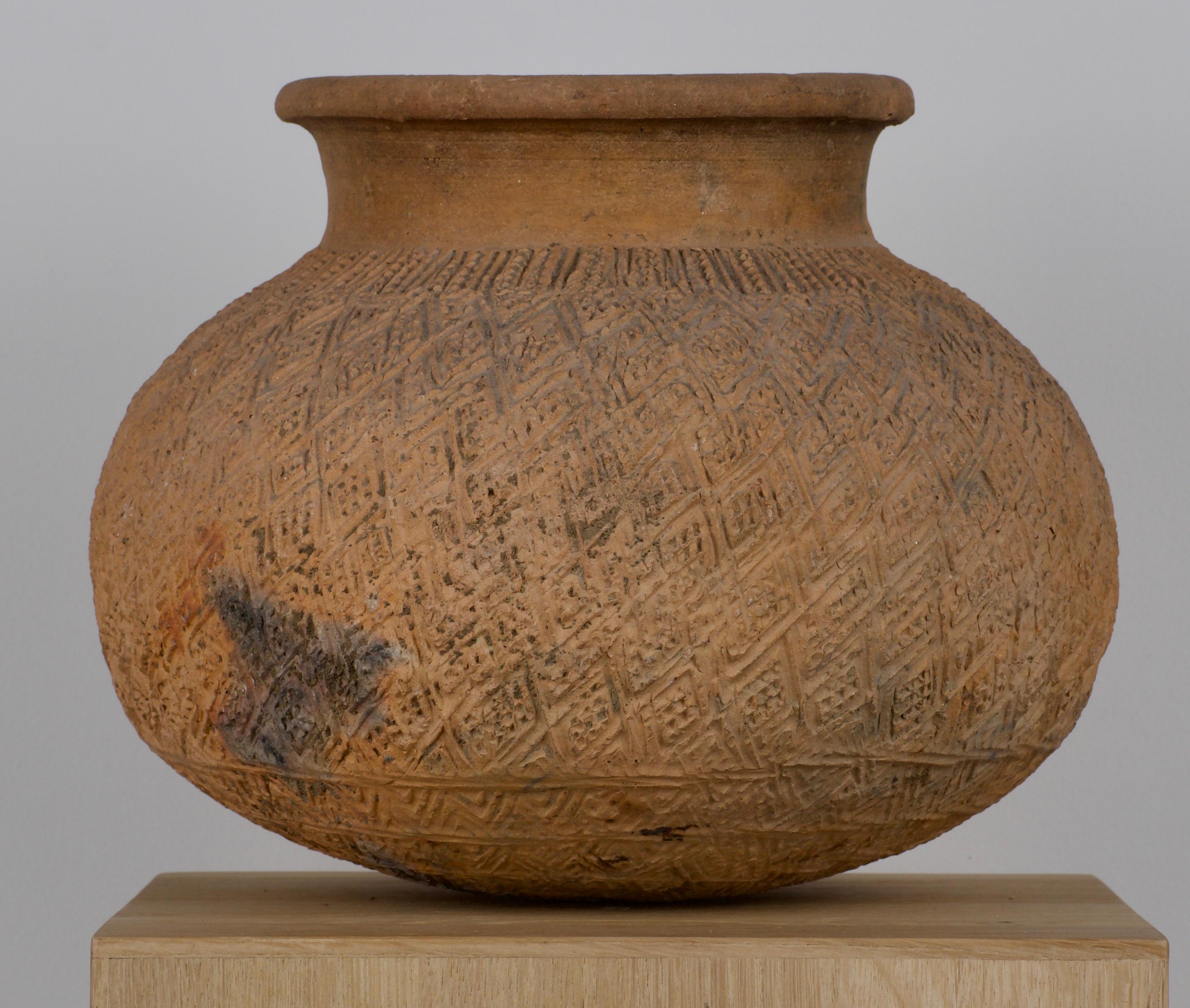 Primitivo Olla in terracotta di grandi dimensioni del Sud Est Asiatico in vendita