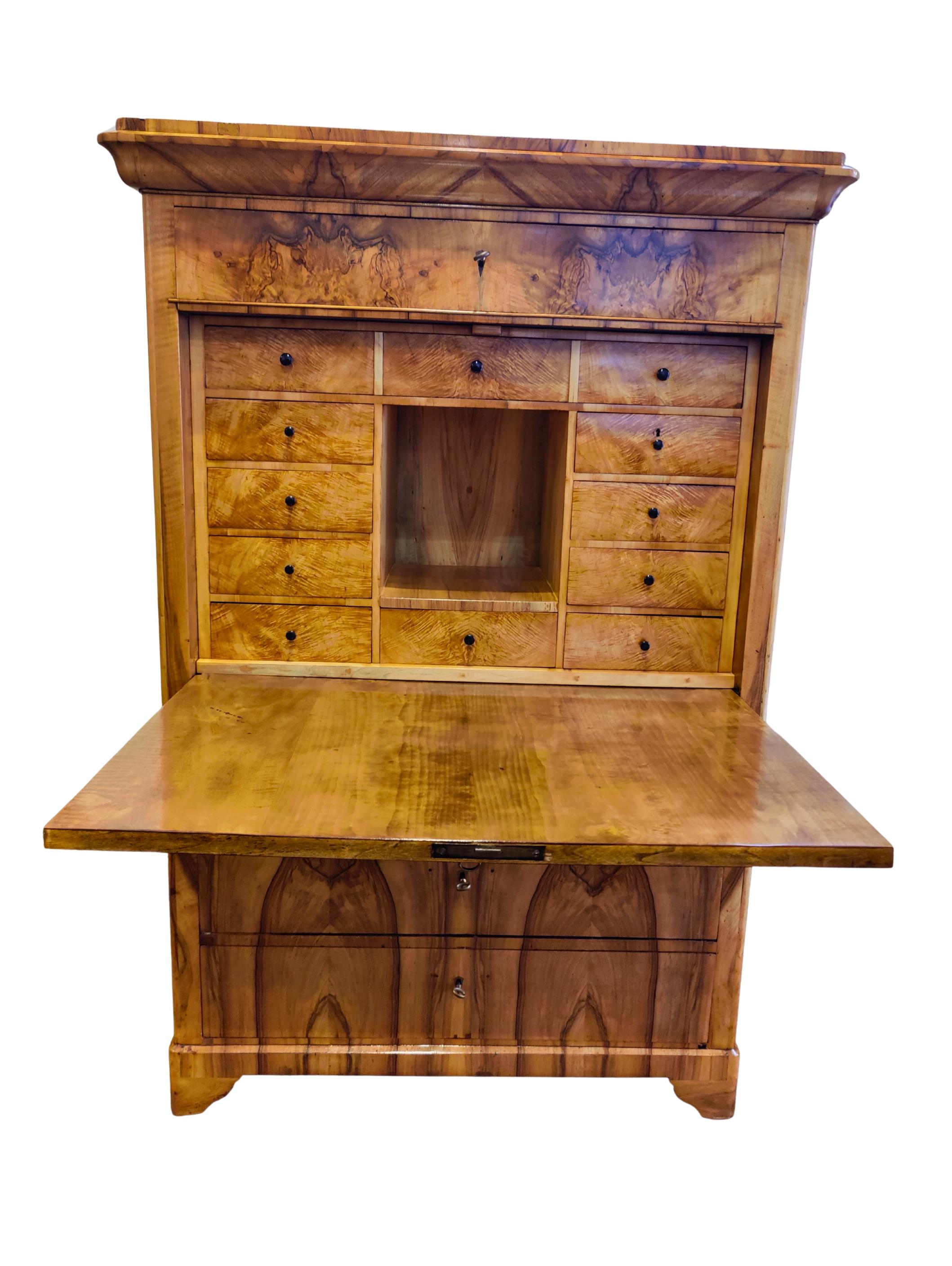 Lucidato Segreteria Biedermeier della Germania del Sud in noce, circa 1825 in vendita