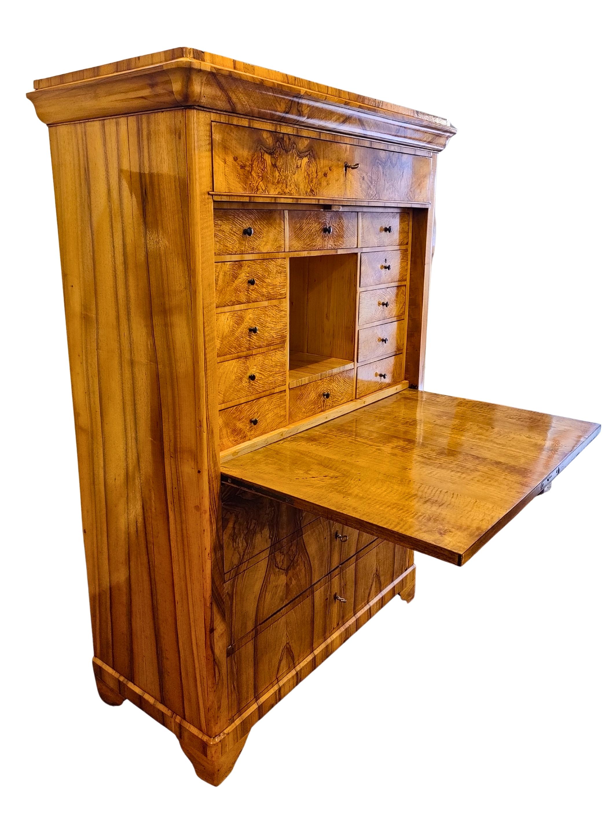XIX secolo Segreteria Biedermeier della Germania del Sud in noce, circa 1825 in vendita