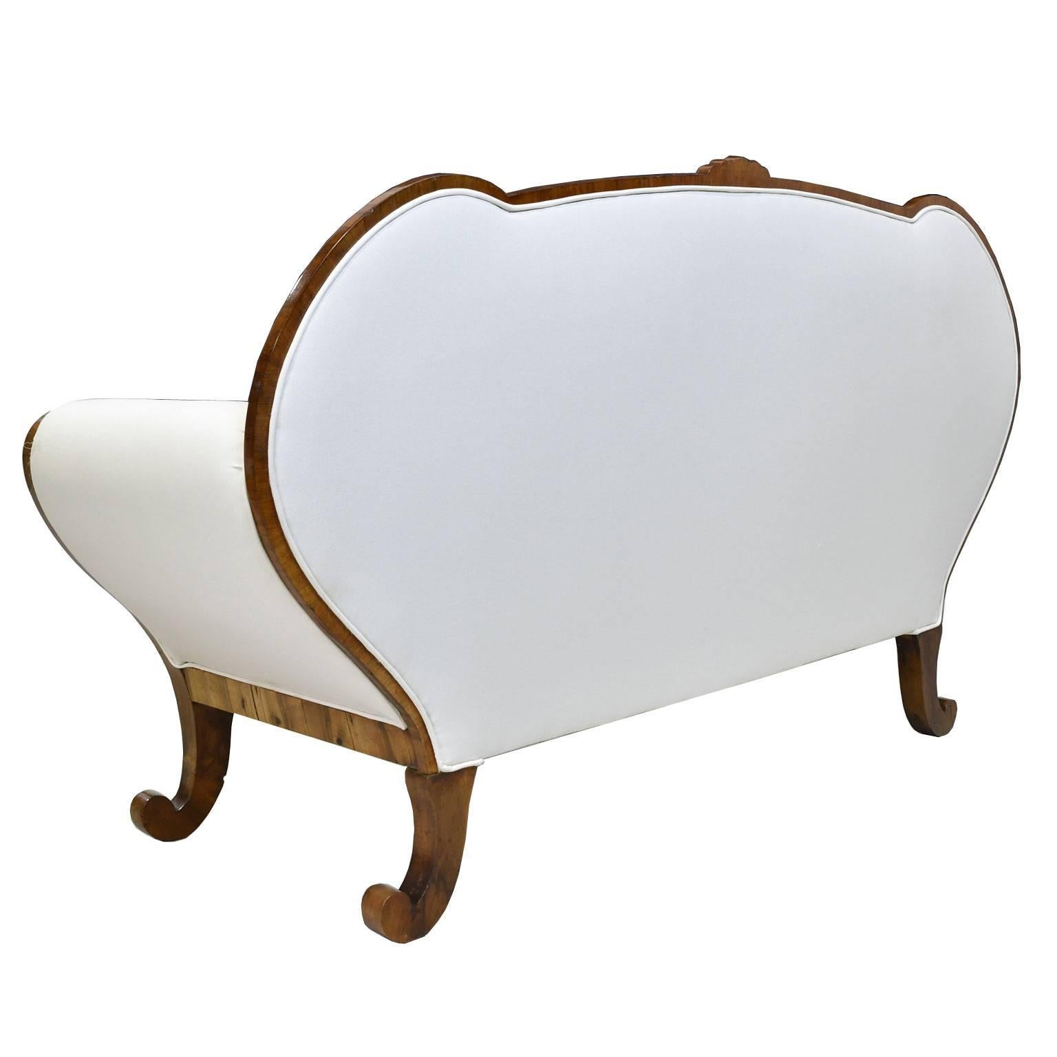 Süddeutsches Biedermeier-Sofa in Nussbaum mit fächerförmig geschnitztem Wappen, um 1830 (Deutsch) im Angebot