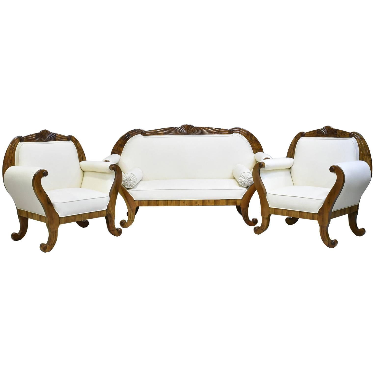 Süddeutsches Biedermeier-Sofa in Nussbaum mit fächerförmig geschnitztem Wappen, um 1830 im Zustand „Gut“ im Angebot in Miami, FL