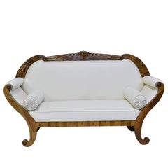 Canapé Biedermeier d'Allemagne du Sud en noyer avec écusson sculpté en éventail, vers 1830