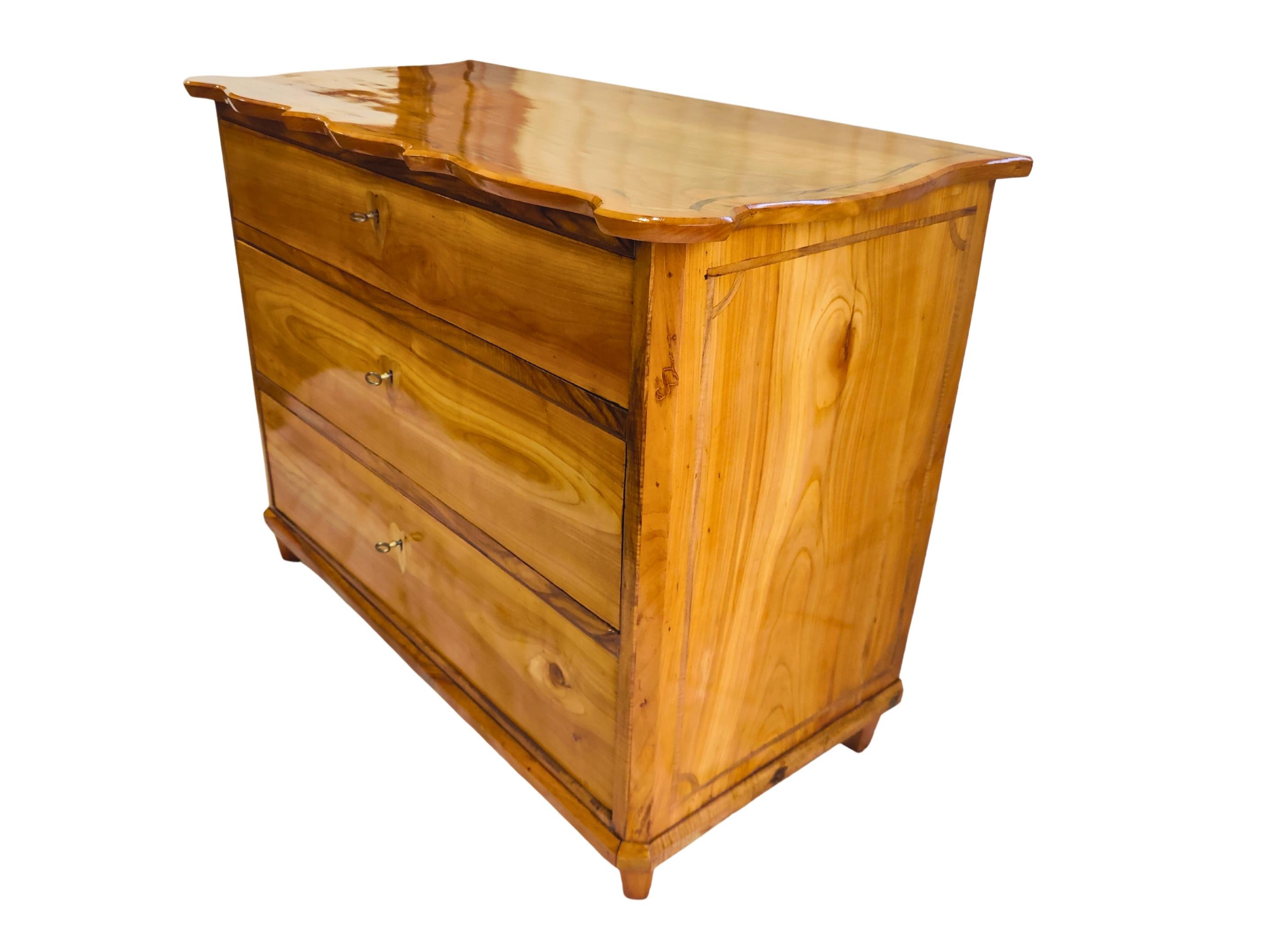 Tedesco Cassettiera in ciliegio Biedermeier della Germania del Sud con piano sagomato, 1835 ca. in vendita