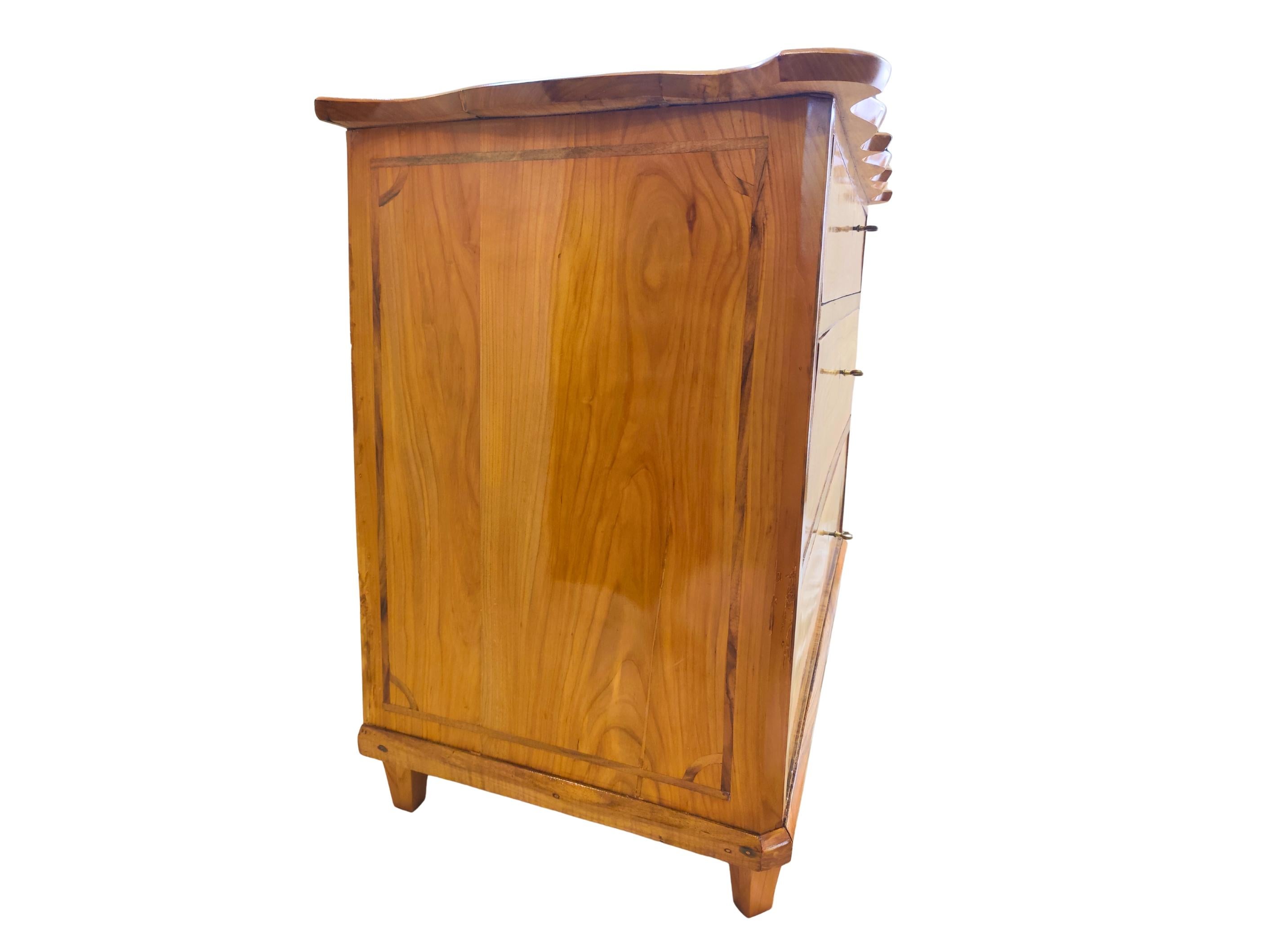 Lucidato Cassettiera in ciliegio Biedermeier della Germania del Sud con piano sagomato, 1835 ca. in vendita