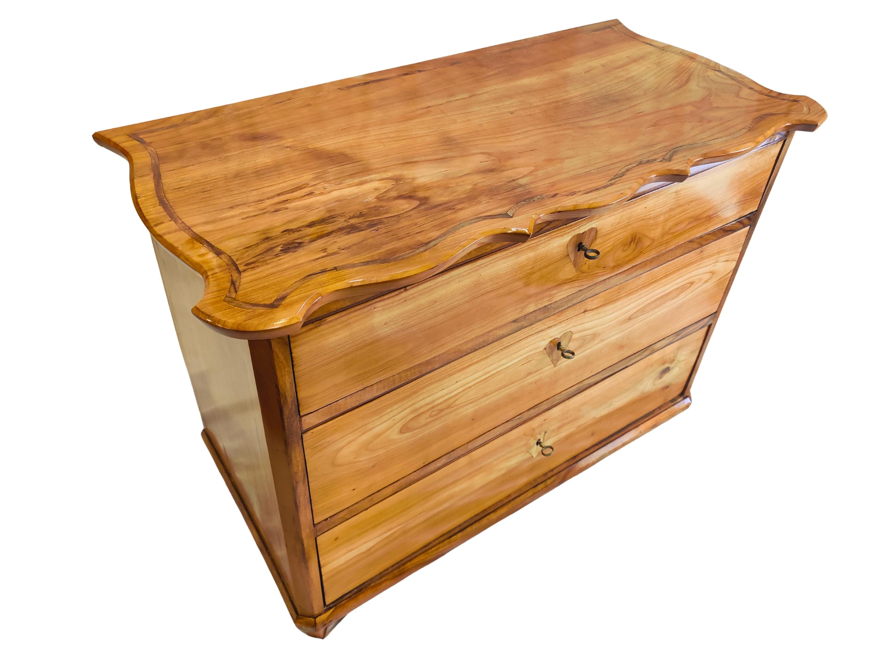 Cassettiera in ciliegio Biedermeier della Germania del Sud con piano sagomato, 1835 ca. In condizioni buone in vendita a Darmstadt, DE