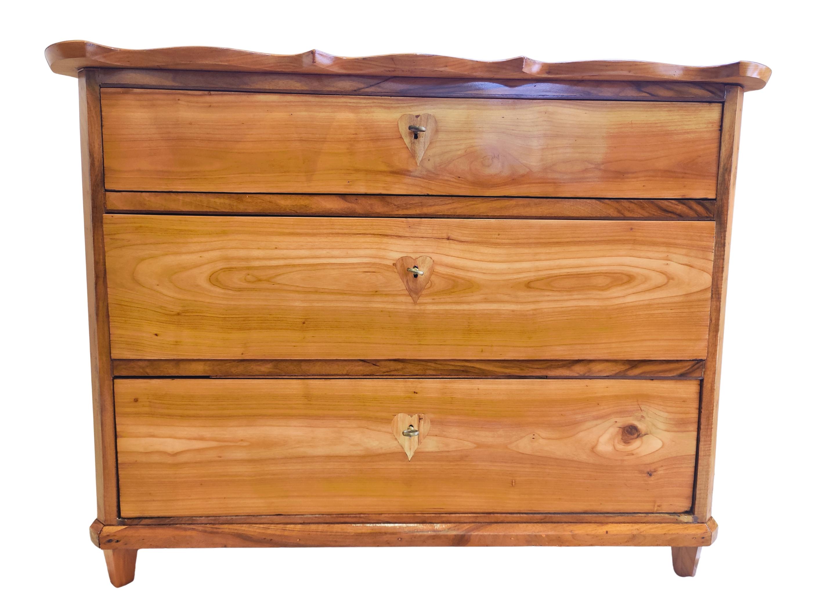 XIX secolo Cassettiera in ciliegio Biedermeier della Germania del Sud con piano sagomato, 1835 ca. in vendita