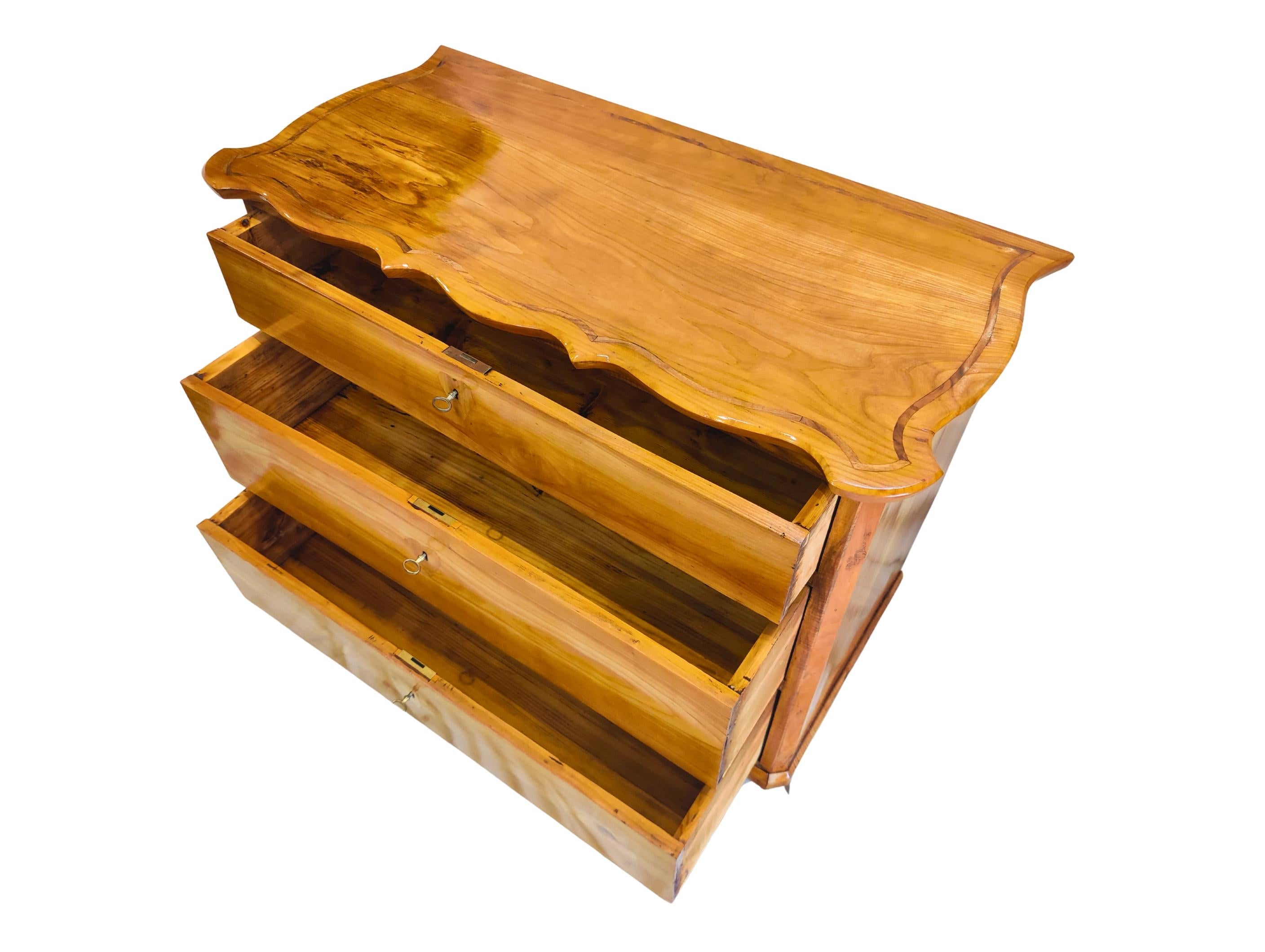 Ciliegio Cassettiera in ciliegio Biedermeier della Germania del Sud con piano sagomato, 1835 ca. in vendita