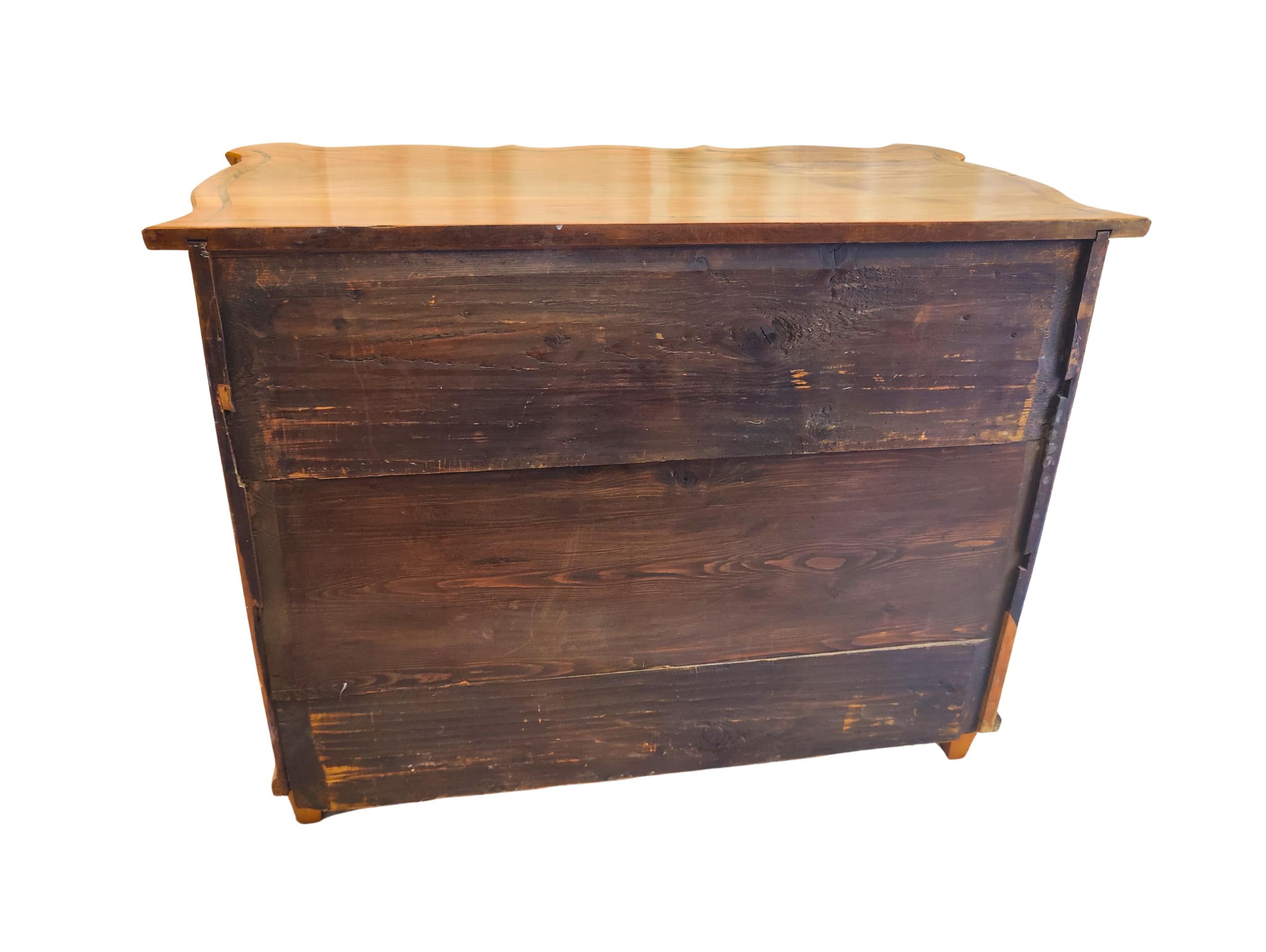 Cassettiera in ciliegio Biedermeier della Germania del Sud con piano sagomato, 1835 ca. in vendita 1