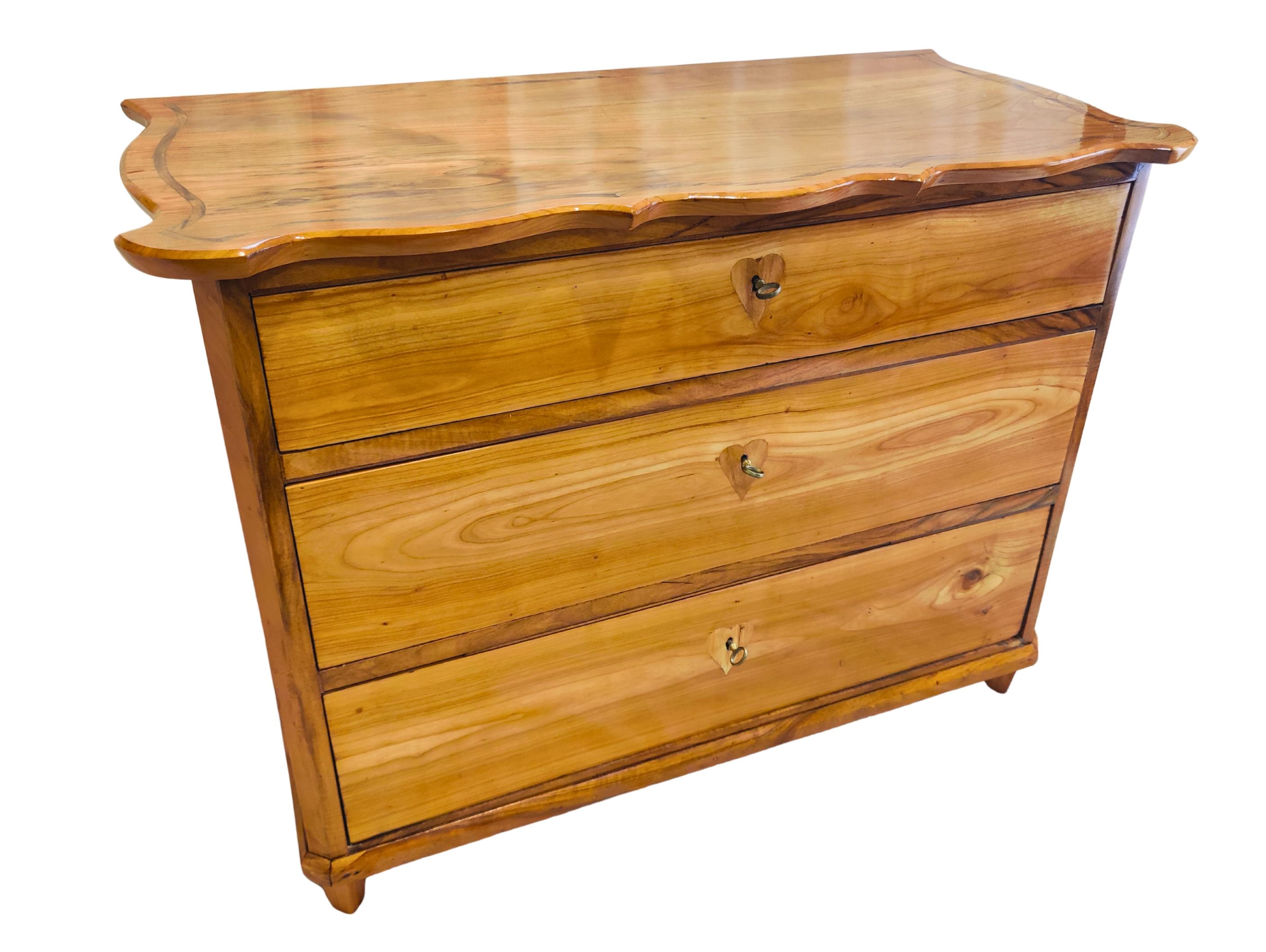Cassettiera in ciliegio Biedermeier della Germania del Sud con piano sagomato, 1835 ca. in vendita 2