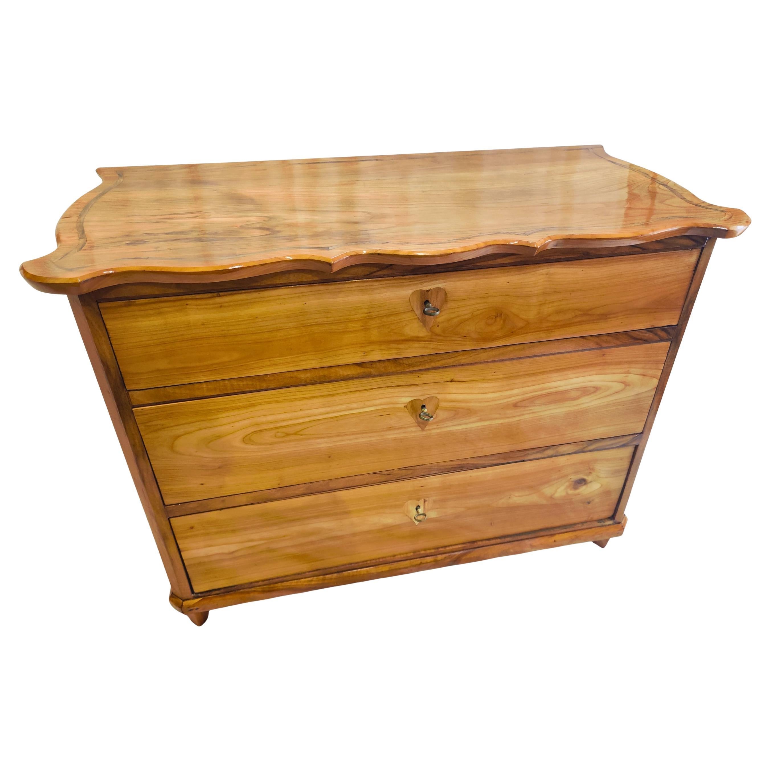 Cassettiera in ciliegio Biedermeier della Germania del Sud con piano sagomato, 1835 ca. in vendita