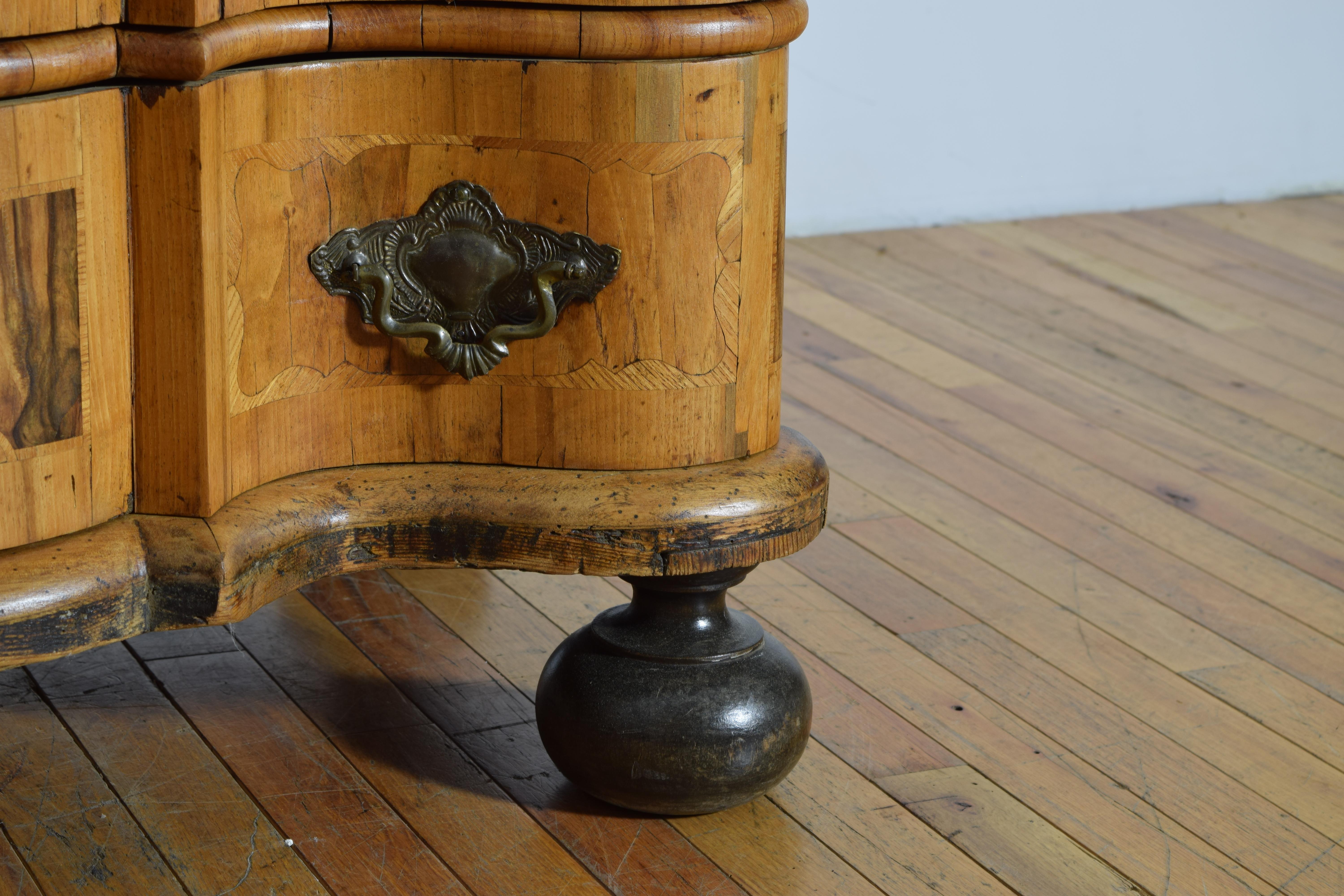 Cómoda barroca del sur de Alemania o Austria de 3 cajones en nogal e incrustaciones, ca. 1785 en venta 2