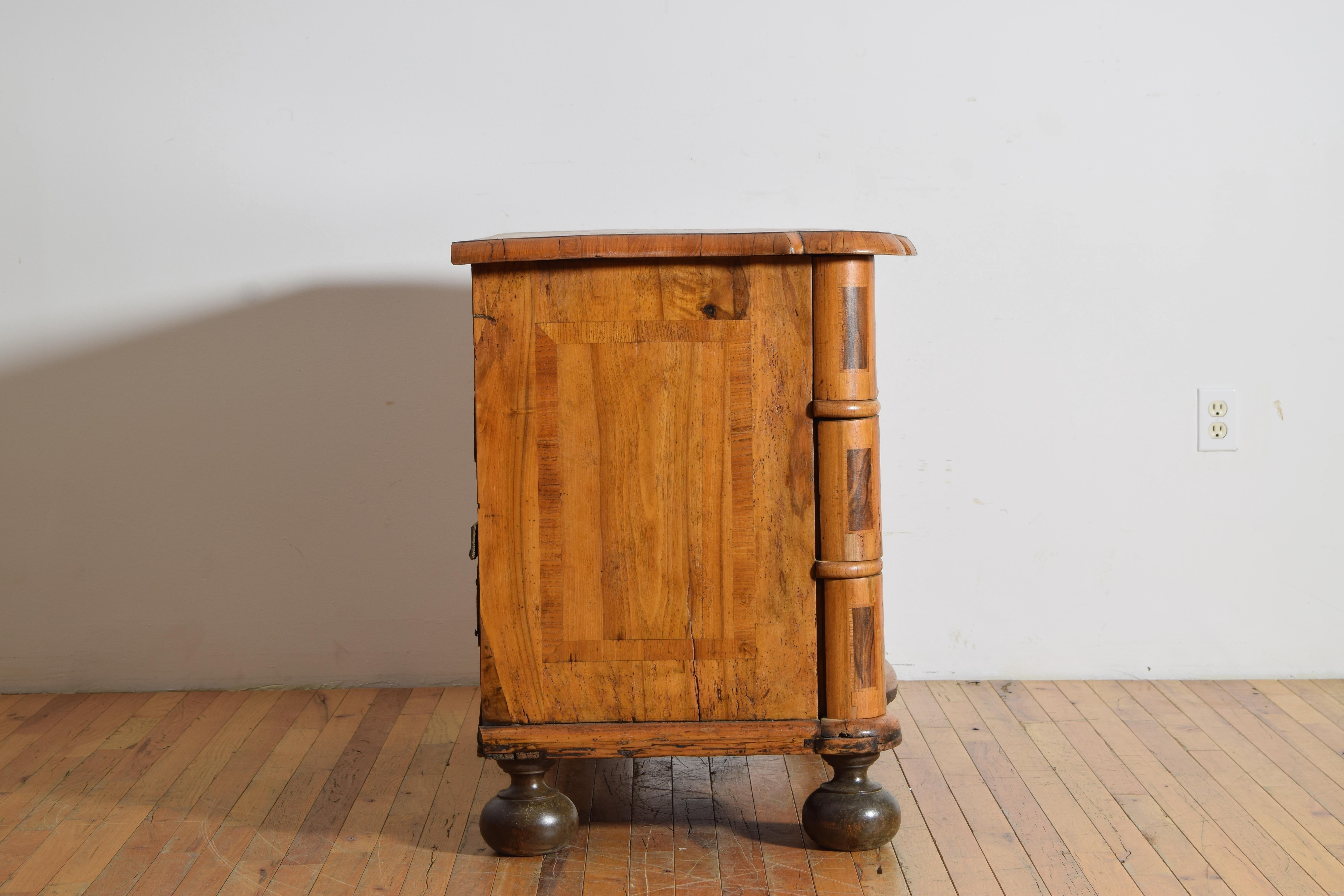 Cómoda barroca del sur de Alemania o Austria de 3 cajones en nogal e incrustaciones, ca. 1785 Chapado en venta