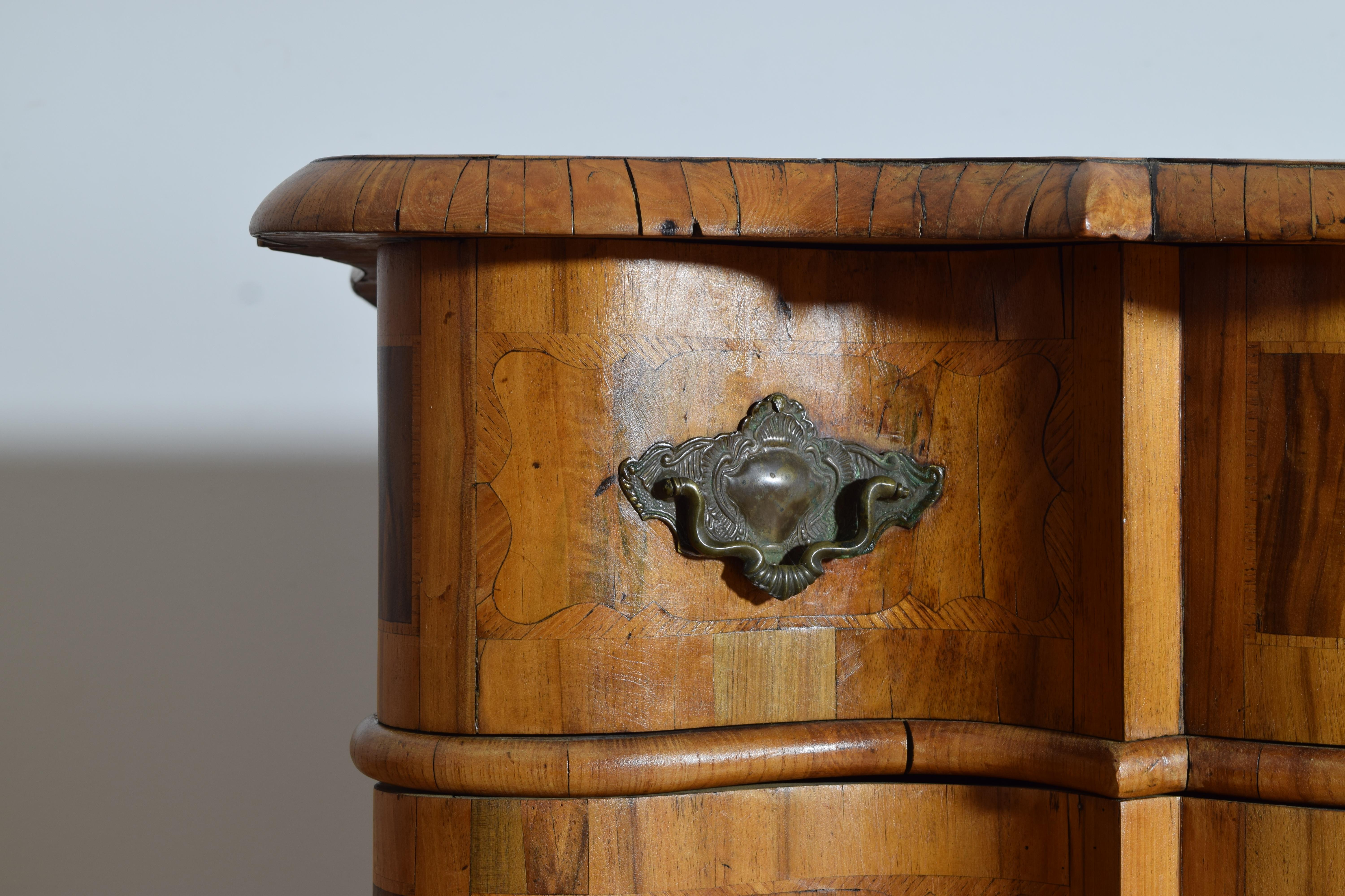 Cómoda barroca del sur de Alemania o Austria de 3 cajones en nogal e incrustaciones, ca. 1785 Roble en venta