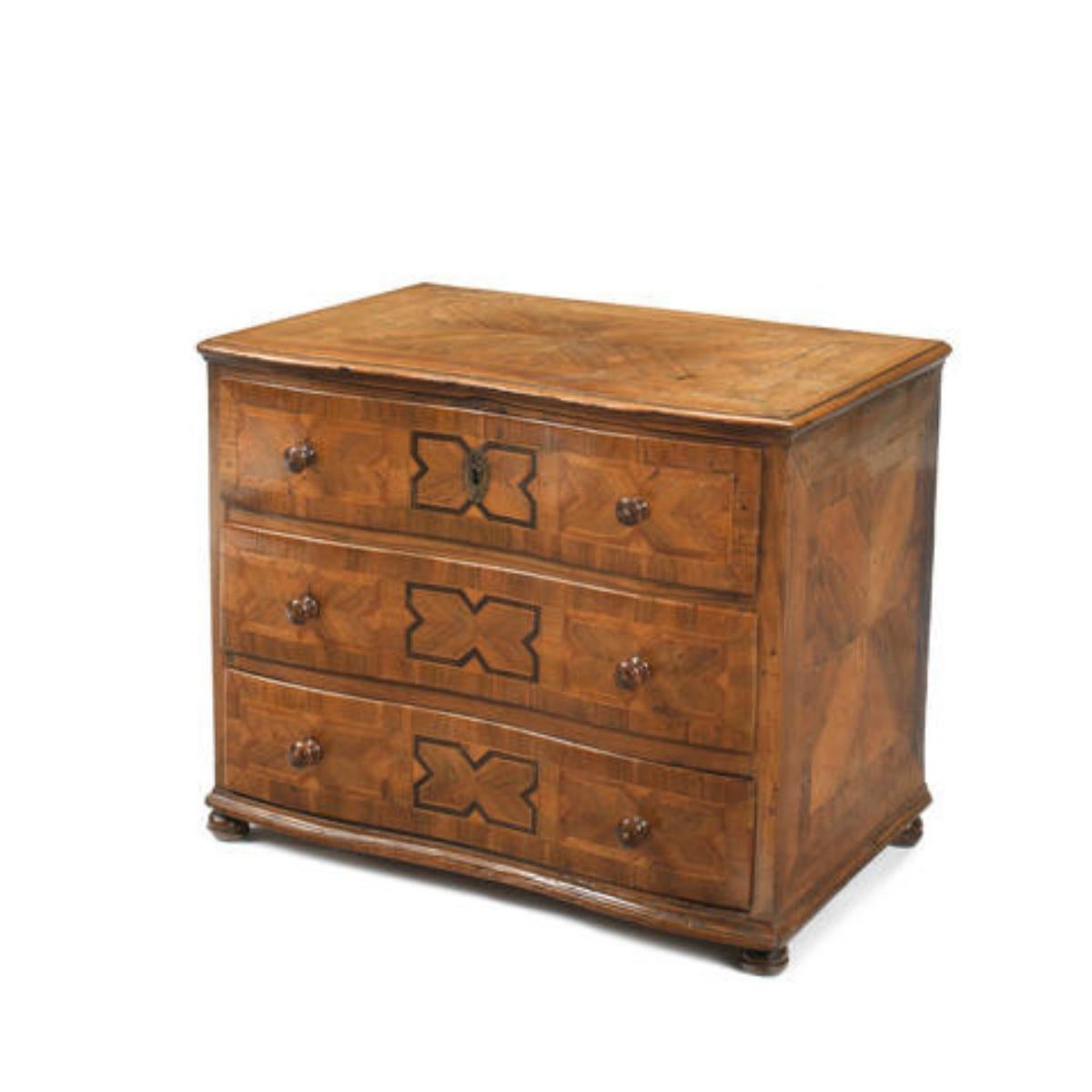 Commode d'apprenti du 18ème siècle en noyer, érable et ébène, de petite taille, avec placage sur quartier et cordage en bois fruitier, le dessus mouluré au-dessus de trois tiroirs, sur des pieds à bulbe postérieurs.