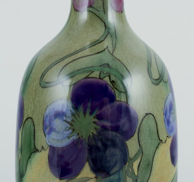 Südholland, Gouda.  Antike und einzigartige Jugendstilvase aus glasierter Keramik. (Art nouveau) im Angebot