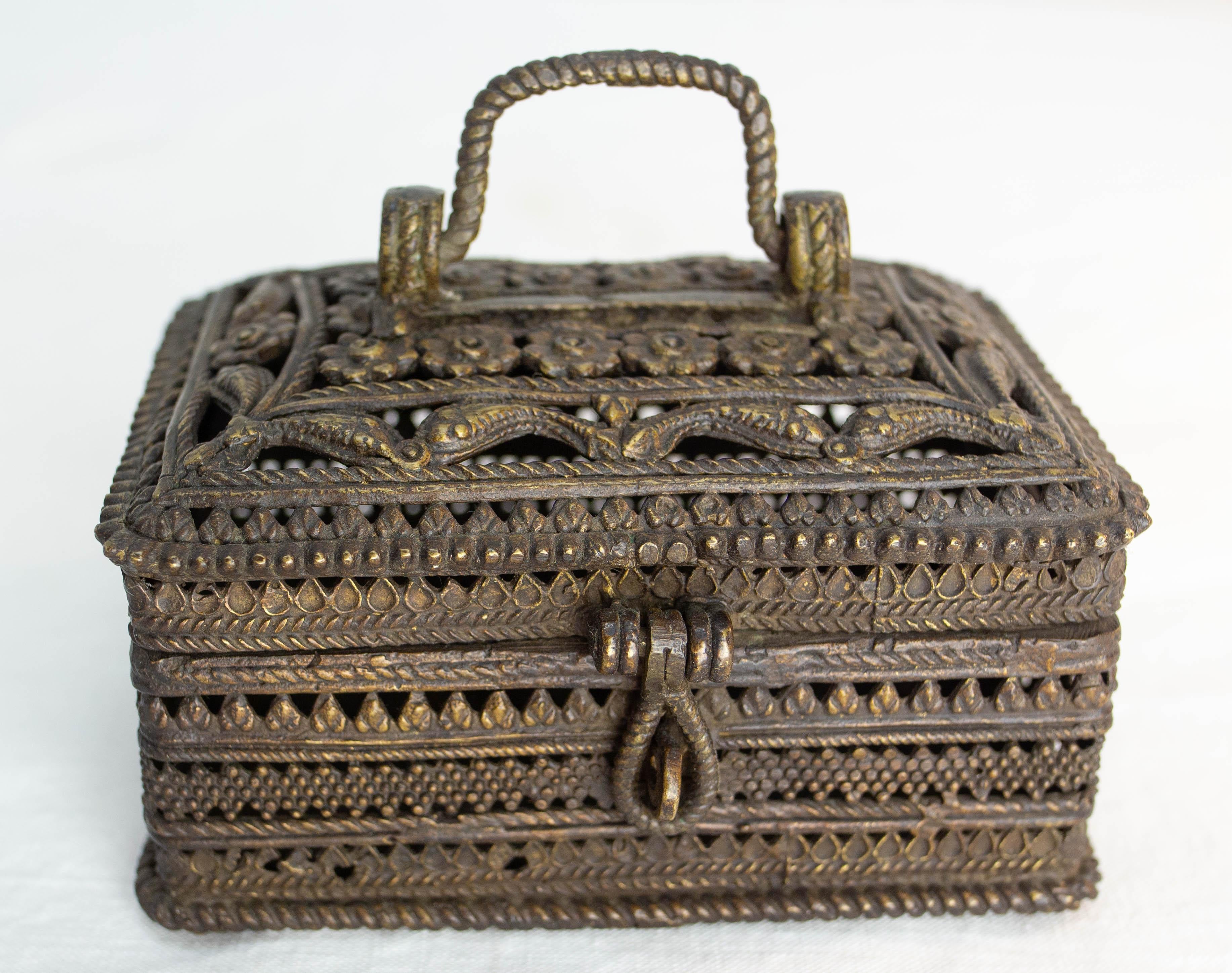 Little jewel box in openwork metal with floral and plant motifs.
Brass. Typical of the droga art.
Mid 20th century

Shipping: 
9 / 13 / 8 cm