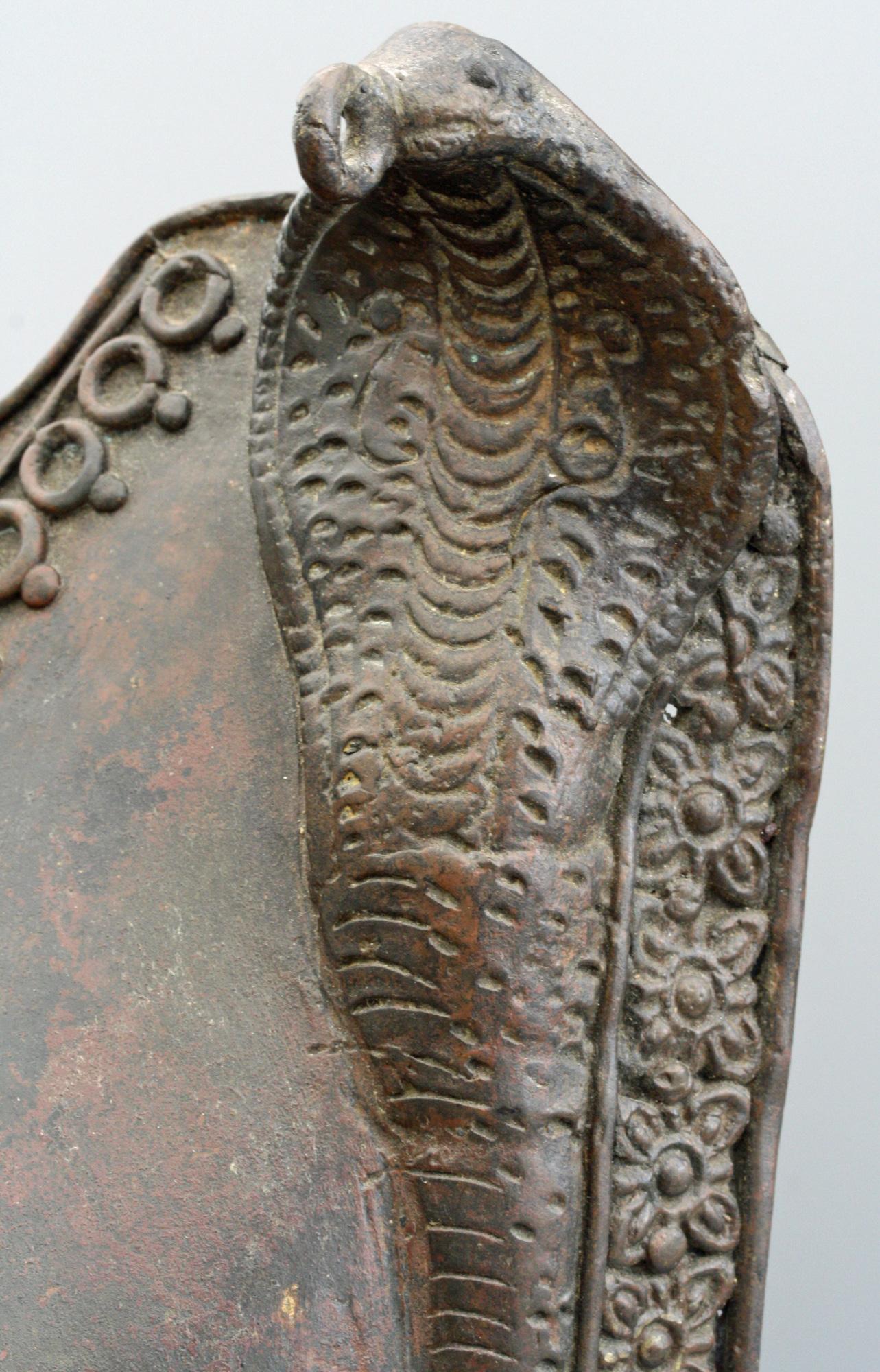 Eine seltene und wunderbare antike südindische Brustplatte aus Bronze auf einem speziell angefertigten Ständer, der vermutlich aus dem 17. oder 18. Jahrhundert stammt. Die Brustplatte ist als mit Juwelen besetzter weiblicher Torso mit entblößten