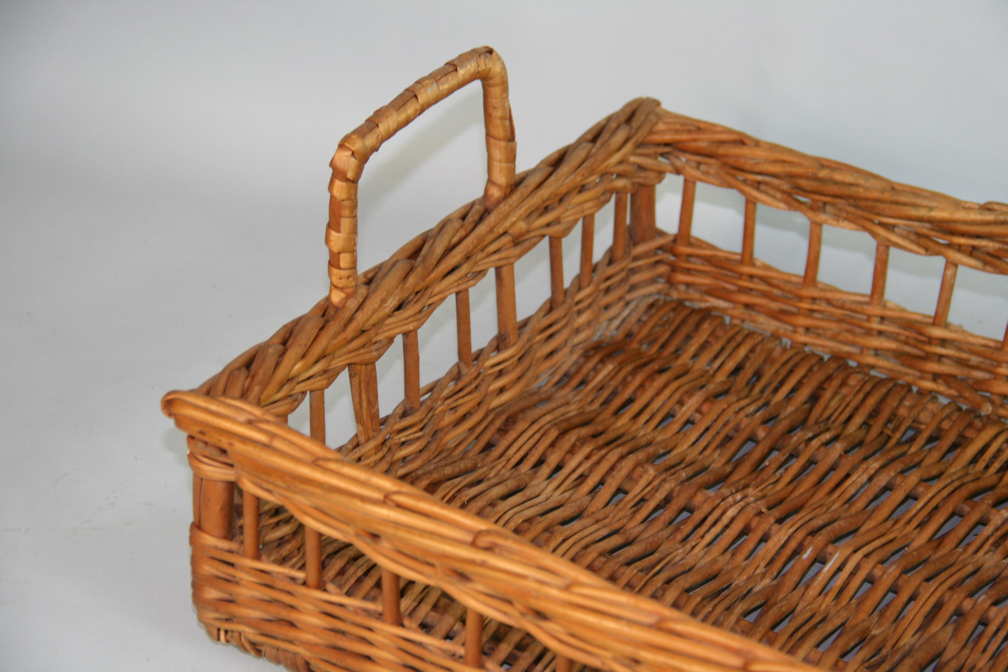 South of France Hand Woven Willow Serving Tray In Good Condition In Douglas Manor, NY