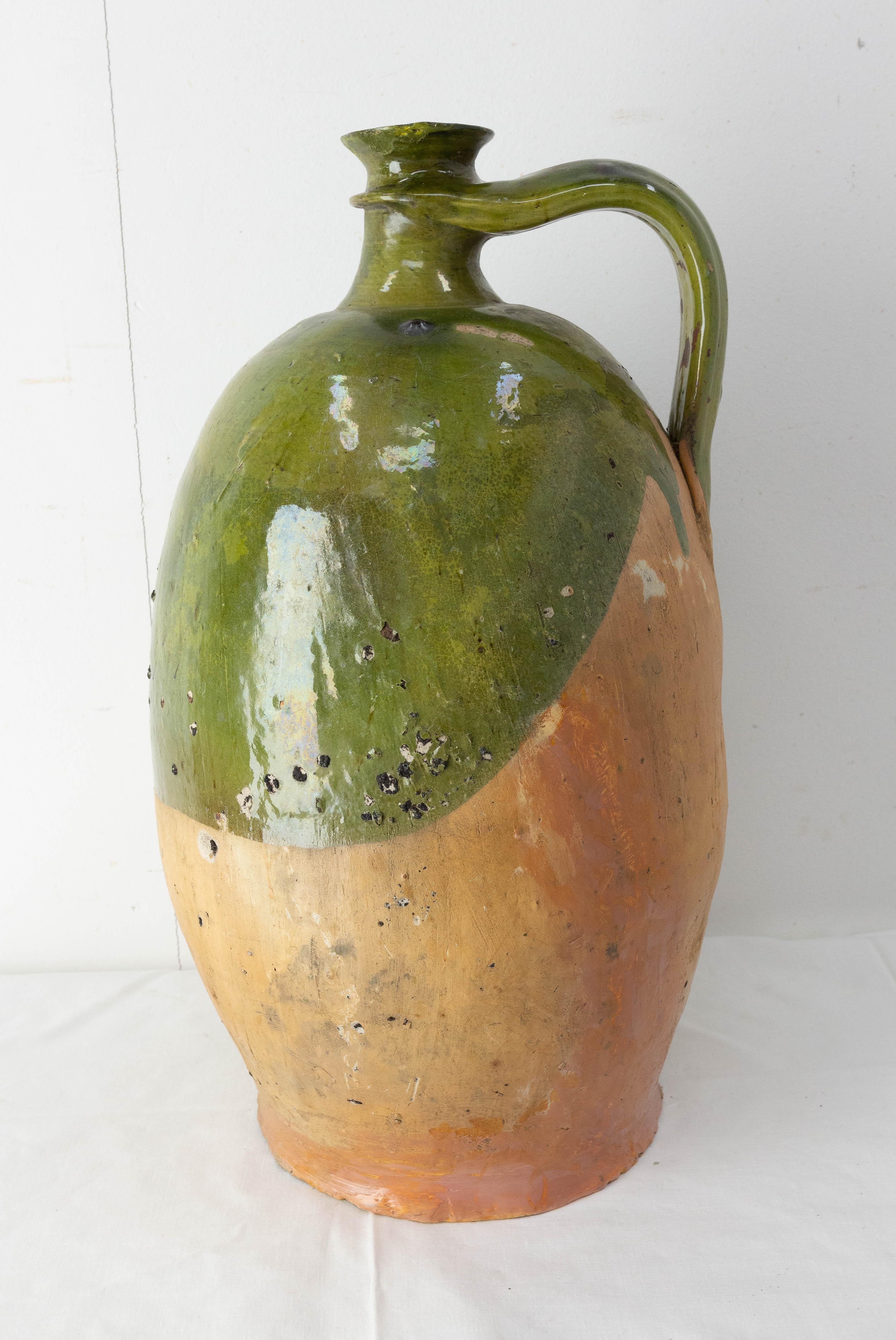 Terracotta jar with green glaze. This kind of pitcher was used to retain oil.
Typical of those objects of the French provincial life of past centuries where it was necessary to have suitable conservation solutions for each food.
The authenticity