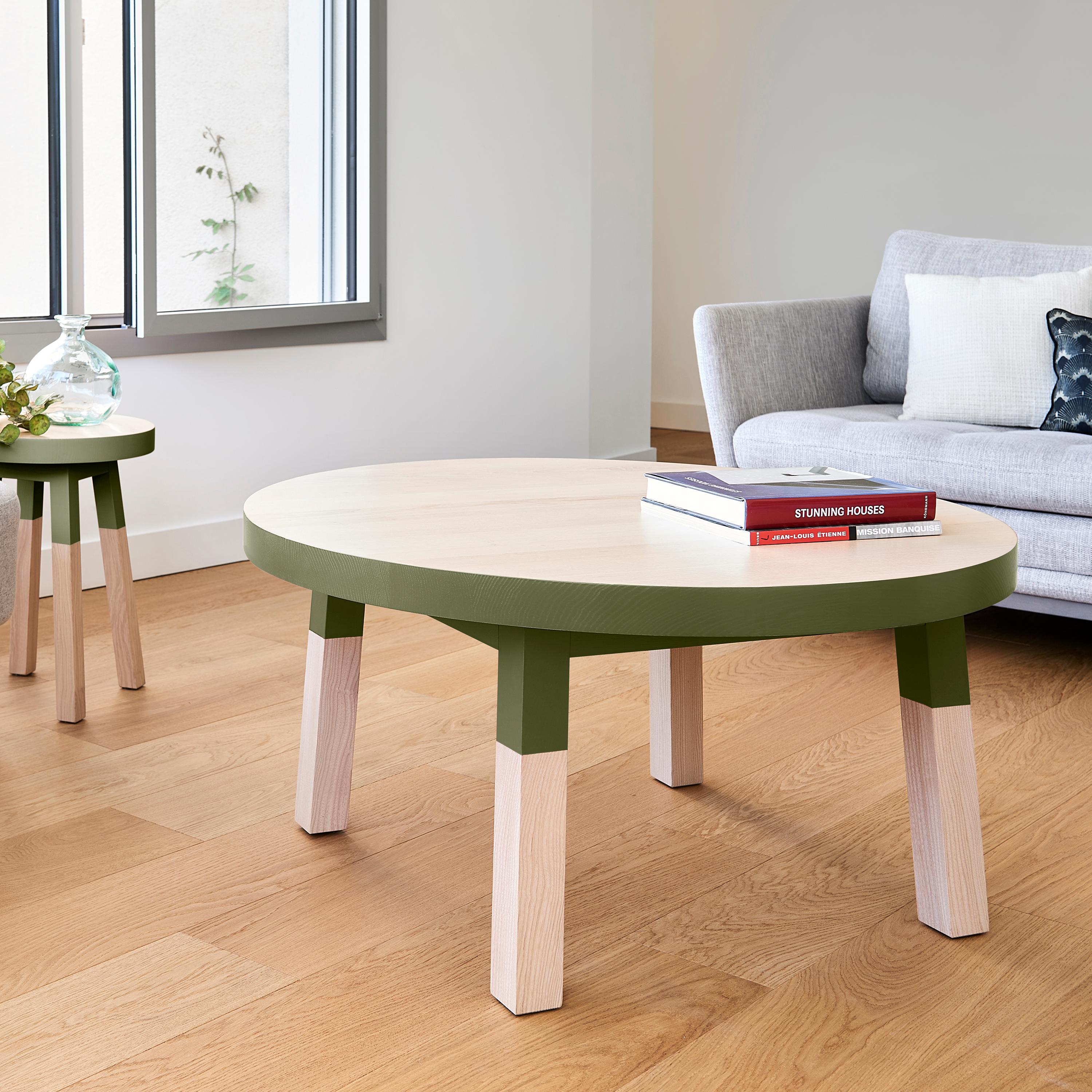 Round coffee table in solid ash wood.

This rare 