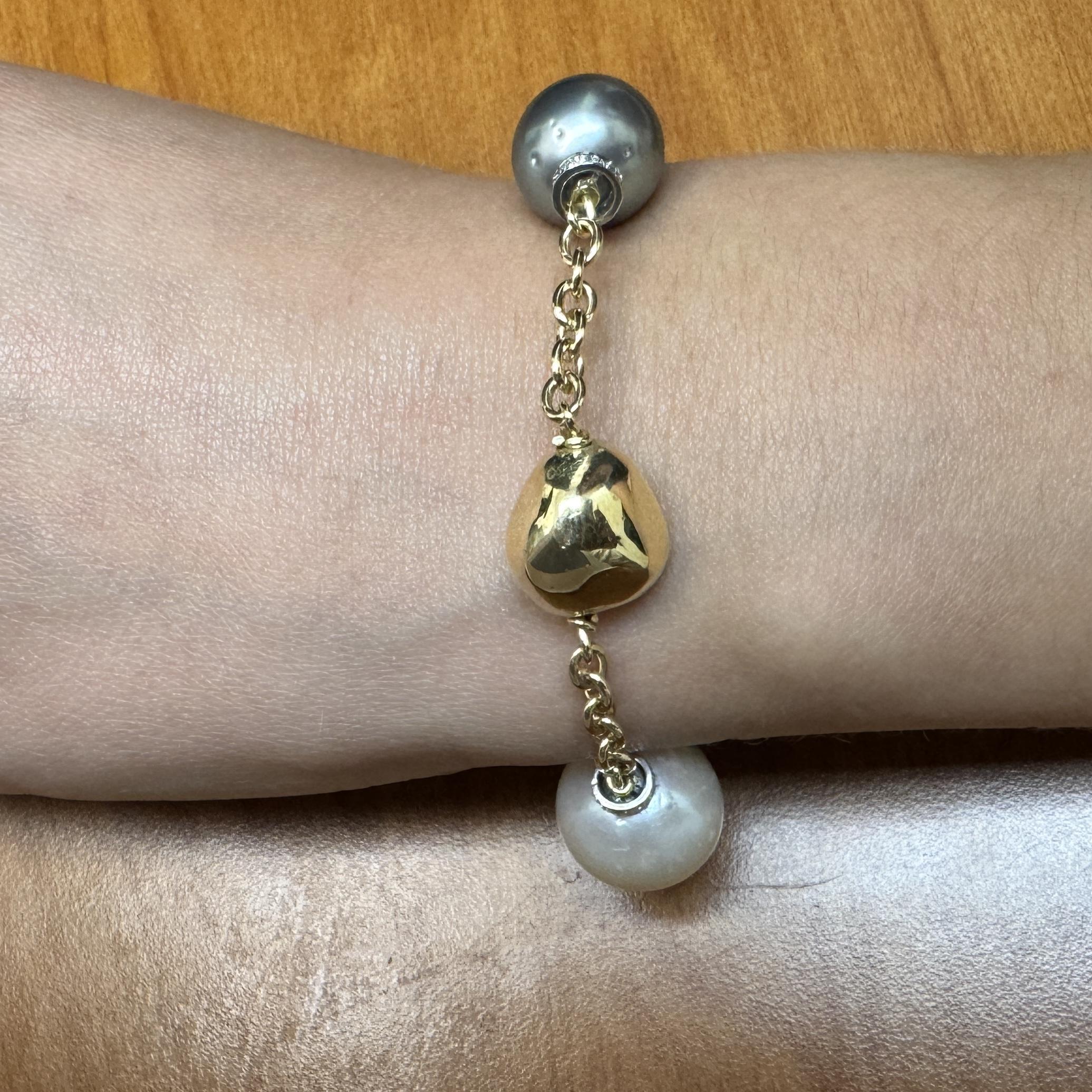 Pulsera vintage de oro amarillo de 18 quilates con una mezcla de perlas cultivadas de los mares del Sur y perlas cultivadas de Akoya con separadores de pavé de diamantes y cuentas de oro pulido unidas por una cadena de cable. Construcción pesada de