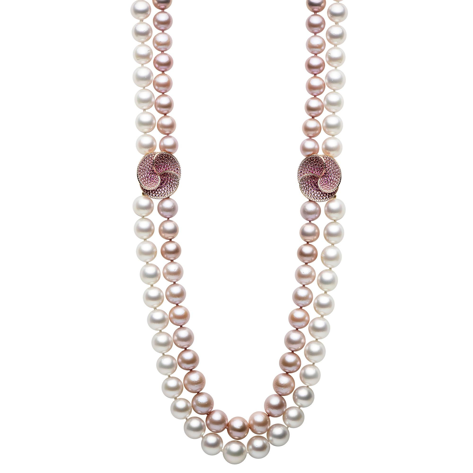 Style and glamour are in the spotlight with this exquisite south sea and pink freshwater necklace with diamond flowers. This 18-karat necklace is made from 146 pearls. The size of the pearls is 10 - 13 mm. The length of this necklace is 34 inches