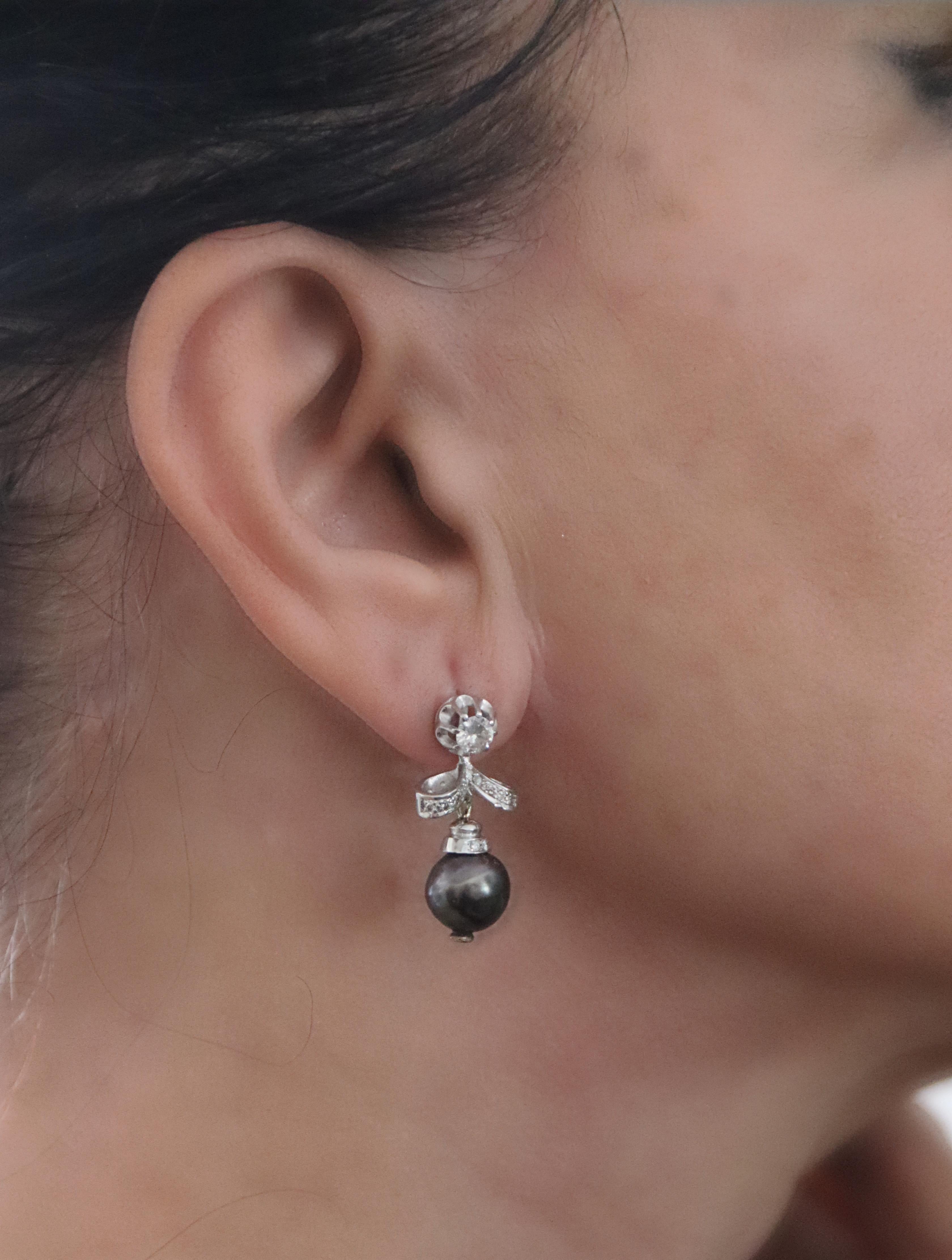 Orecchini a goccia in oro bianco 18 carati con perle dei mari del sud e di Tahiti e diamanti in vendita 1