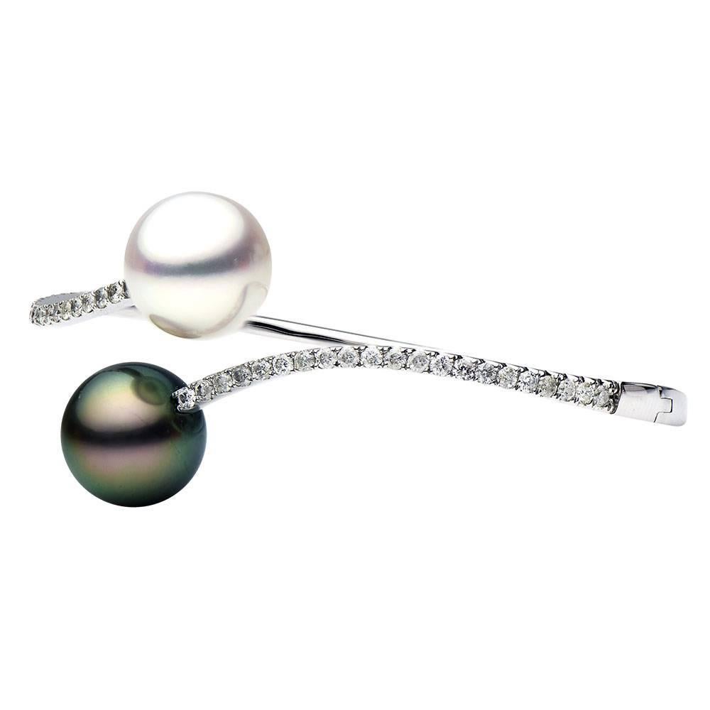 Gold: 18k White Gold 8.9g.
Diamond count: 42
Diamond Weight: 1.03 Cts.
Pearl: South Sea And Tahitian pearl
Pearl size: 12-13 mm
