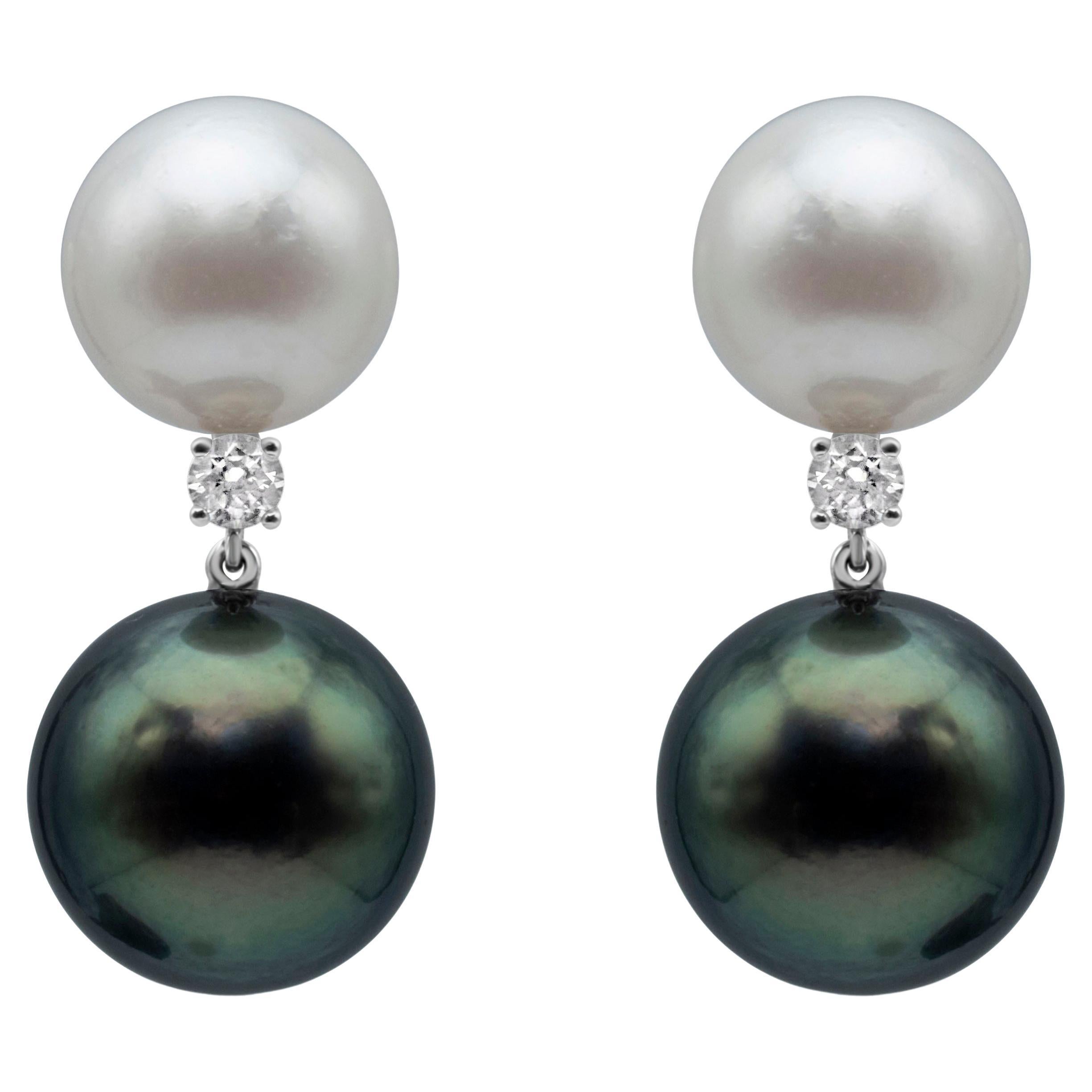 Contemporain Boucles d'oreilles pendantes en or blanc avec perles des mers du Sud et de Tahiti et diamants en vente