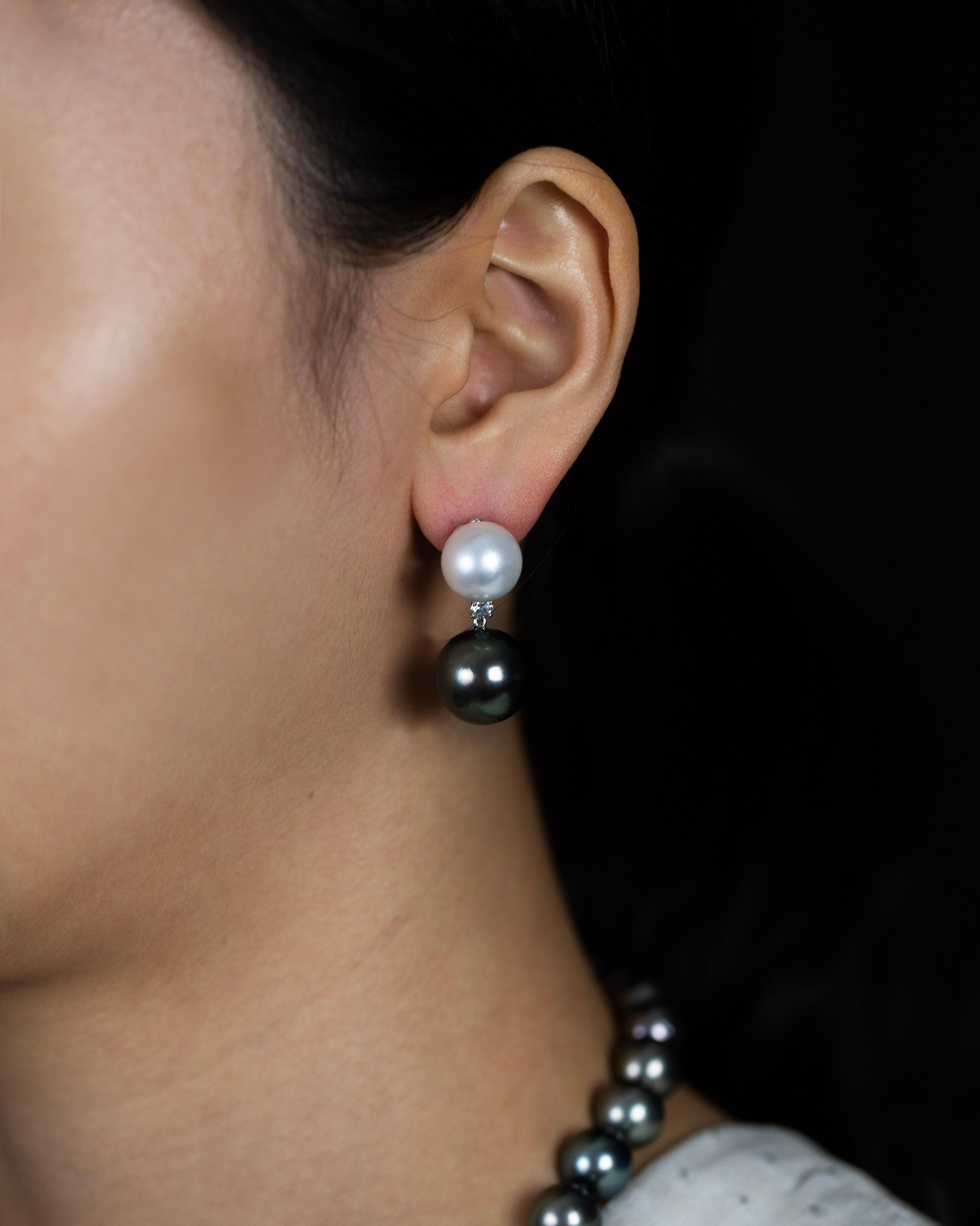 Boucles d'oreilles pendantes en or blanc avec perles des mers du Sud et de Tahiti et diamants en vente 2