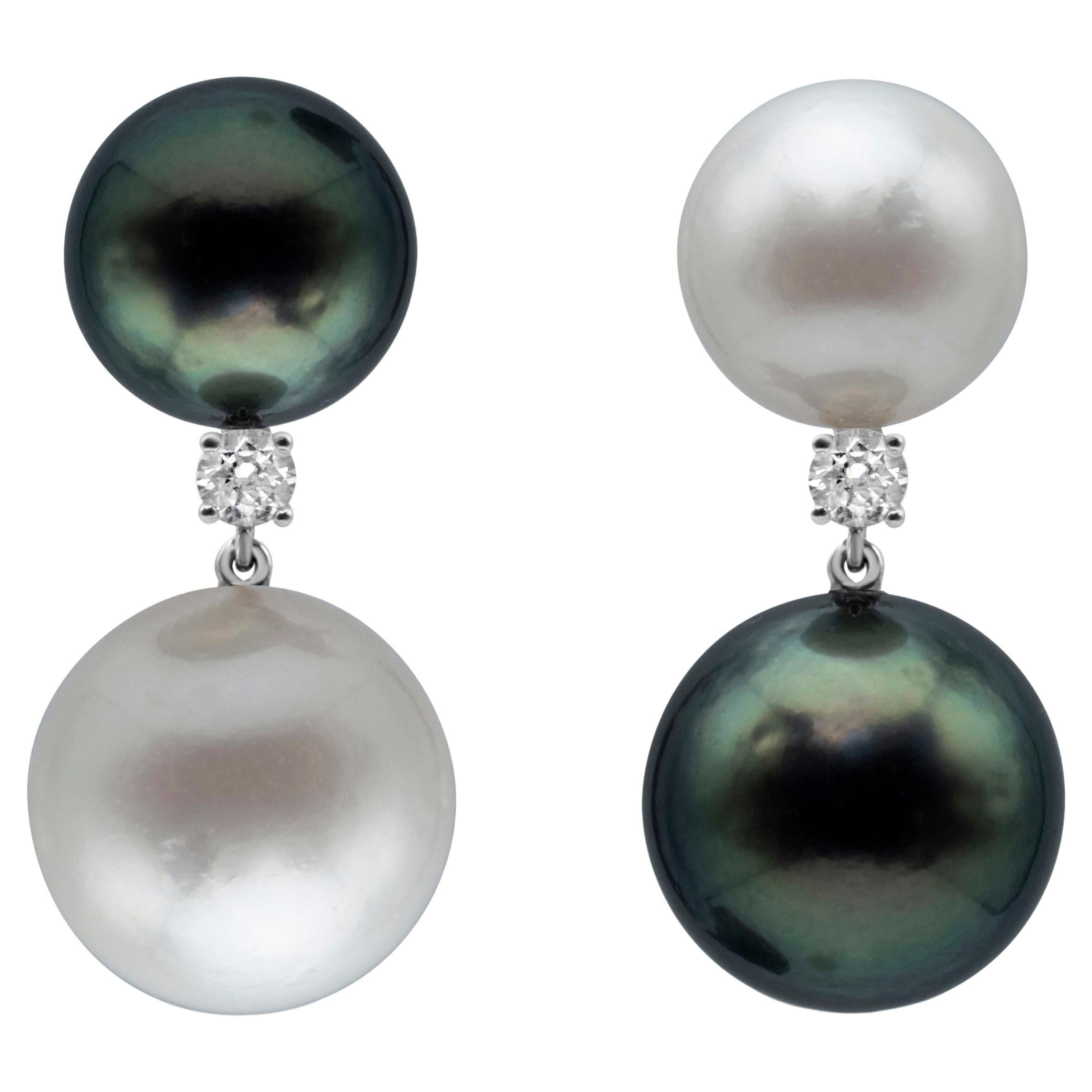 Boucles d'oreilles pendantes en or blanc avec perles des mers du Sud et de Tahiti et diamants en vente