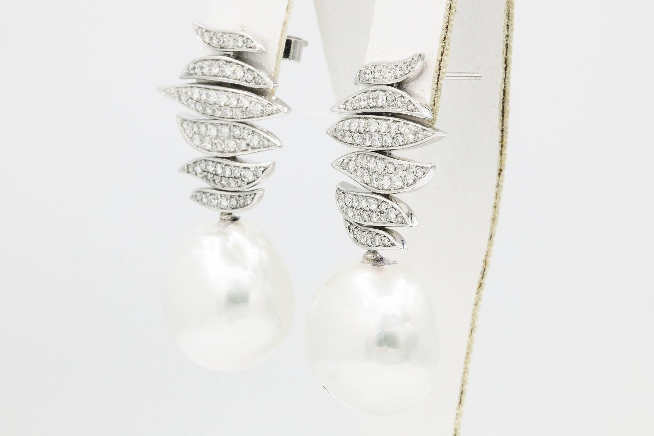 Taille ronde Boucles d'oreilles en goutte en or 18 carats avec perles baroques des mers du Sud et diamants de 0,96 carat en vente