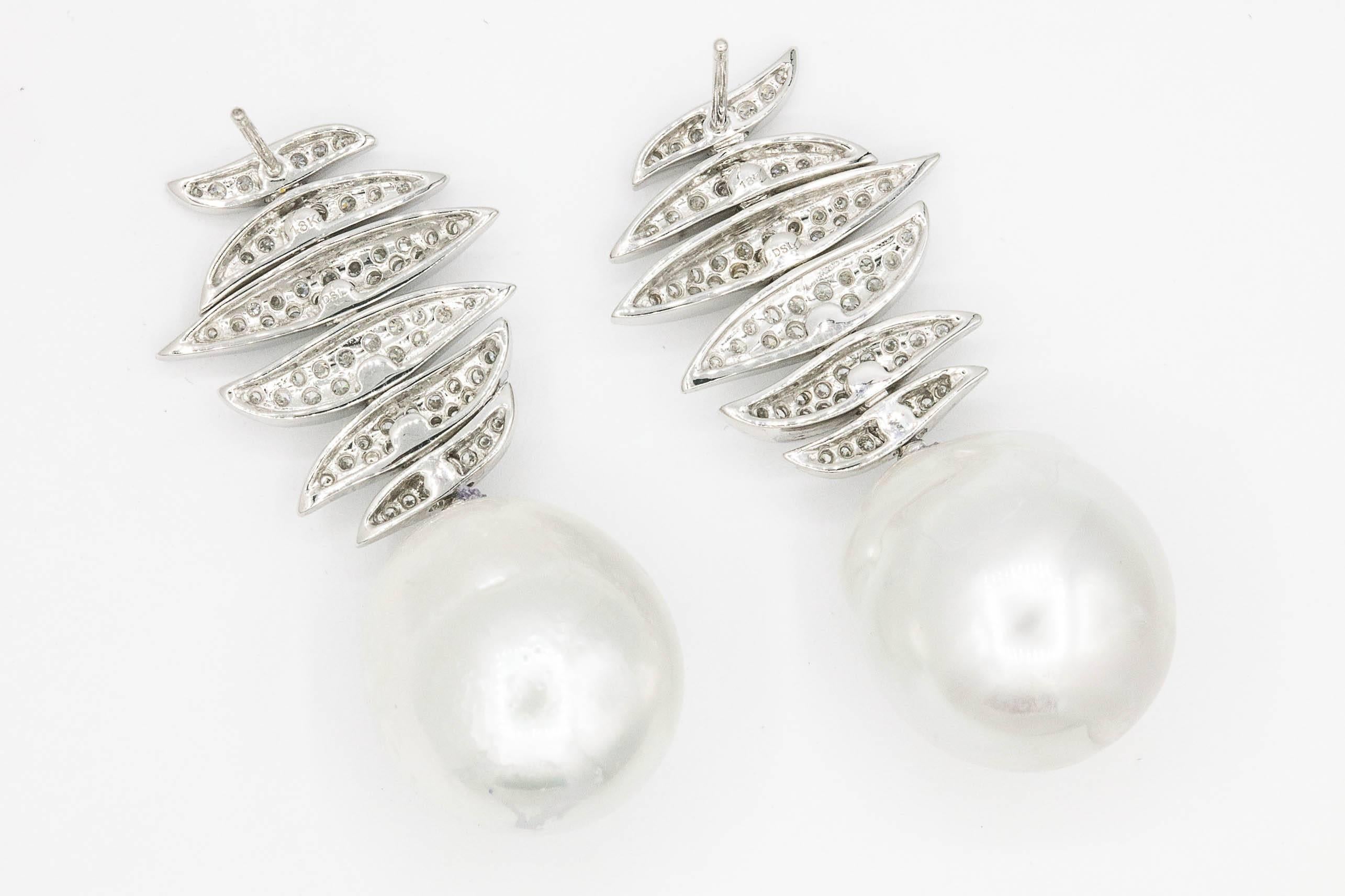 Boucles d'oreilles en goutte en or 18 carats avec perles baroques des mers du Sud et diamants de 0,96 carat Pour femmes en vente