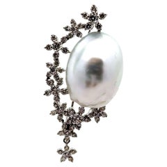 Broche-colgante de perlas barrocas de los mares del sur y diamantes de oro blanco de 18k y 14k