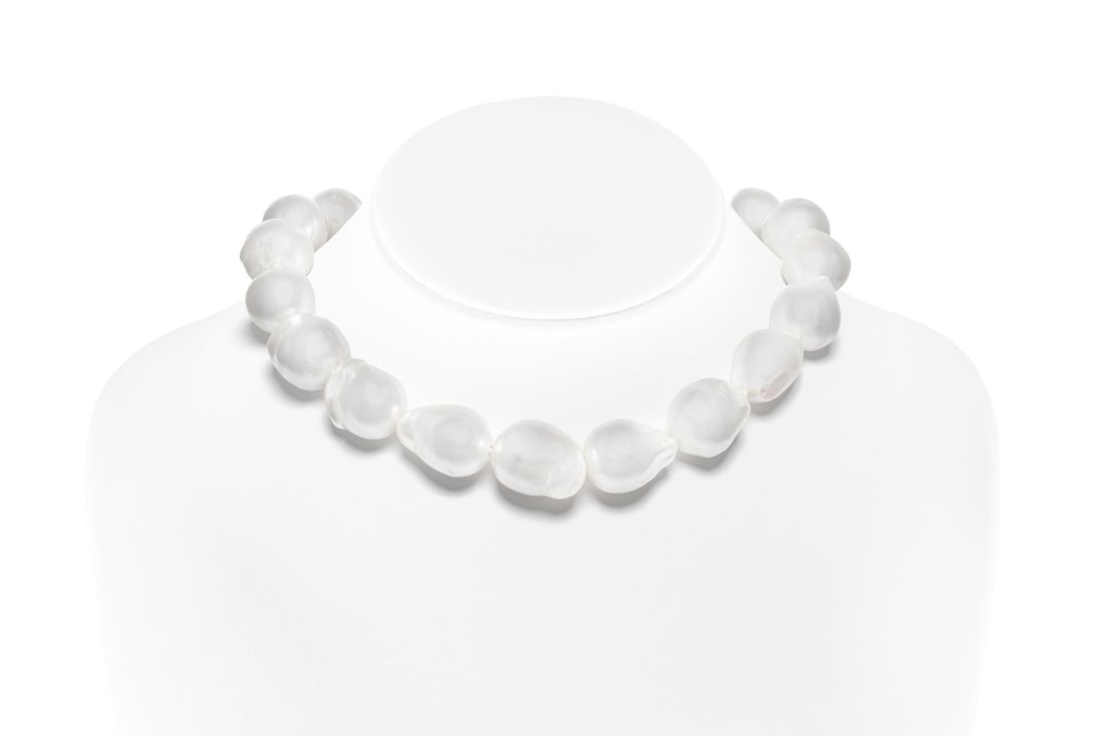 Finement travaillées avec des perles baroques des mers du Sud mesurant 24,3 x 17,1 - 18,6 x 16,2 mm.
Le collier comporte un fermoir finement réalisé en platine avec des diamants ronds de taille brillant pesant environ 4,00 carats au total.
16 pouces