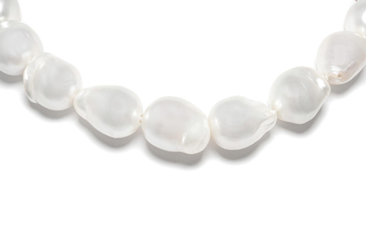 Taille ronde Collier de perles baroques des mers du Sud avec diamants en vente