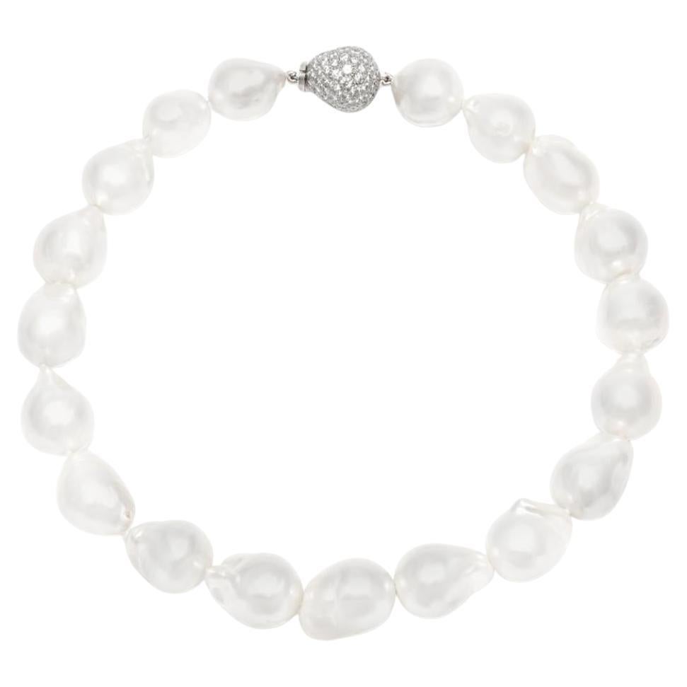 Collier de perles baroques des mers du Sud avec diamants en vente
