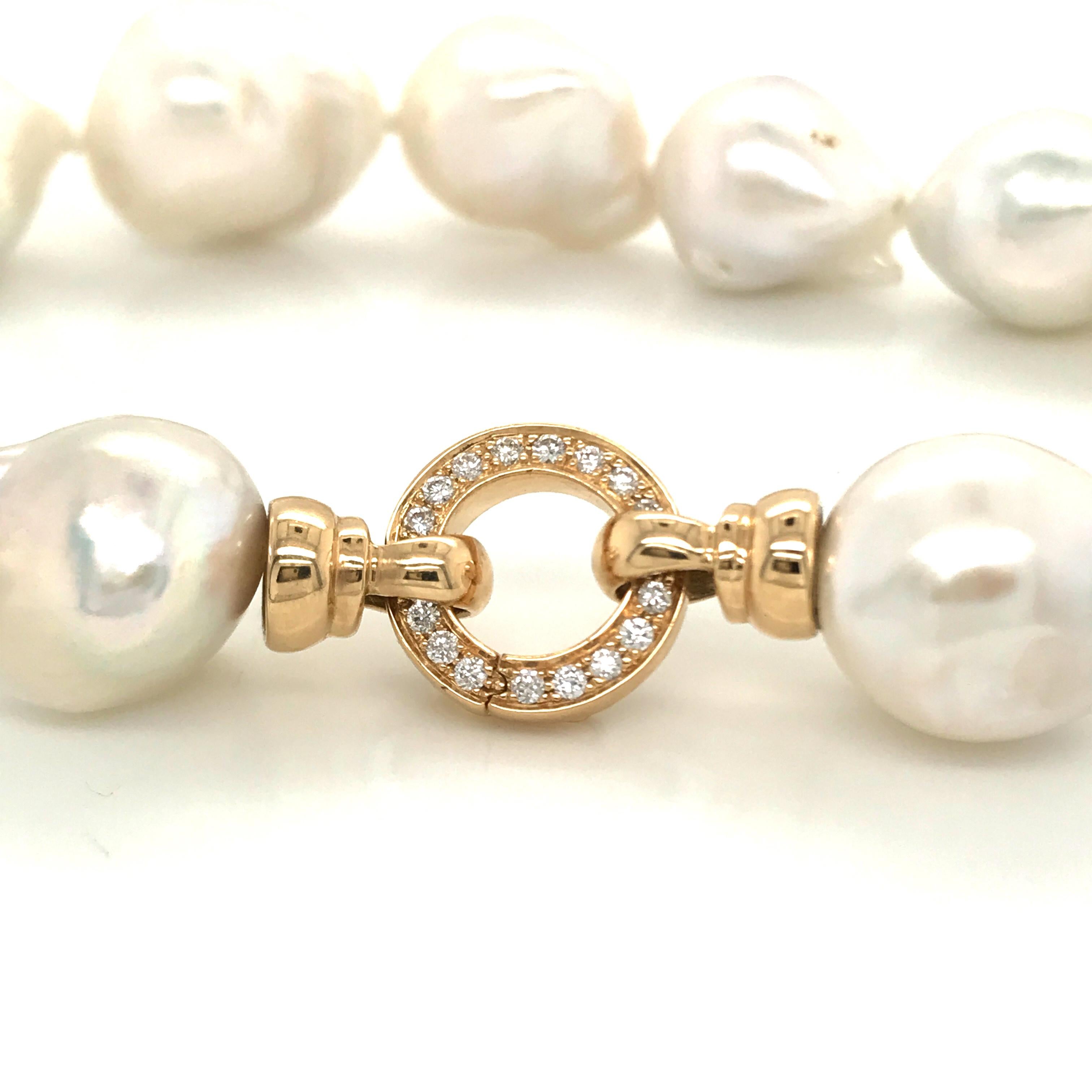 South Sea Baroque Pearl with Yellow gold and diamond Necklace
Baroque Pearl 15/16 mm 
Yellow Gold 18 k 
Bakelite Claps
