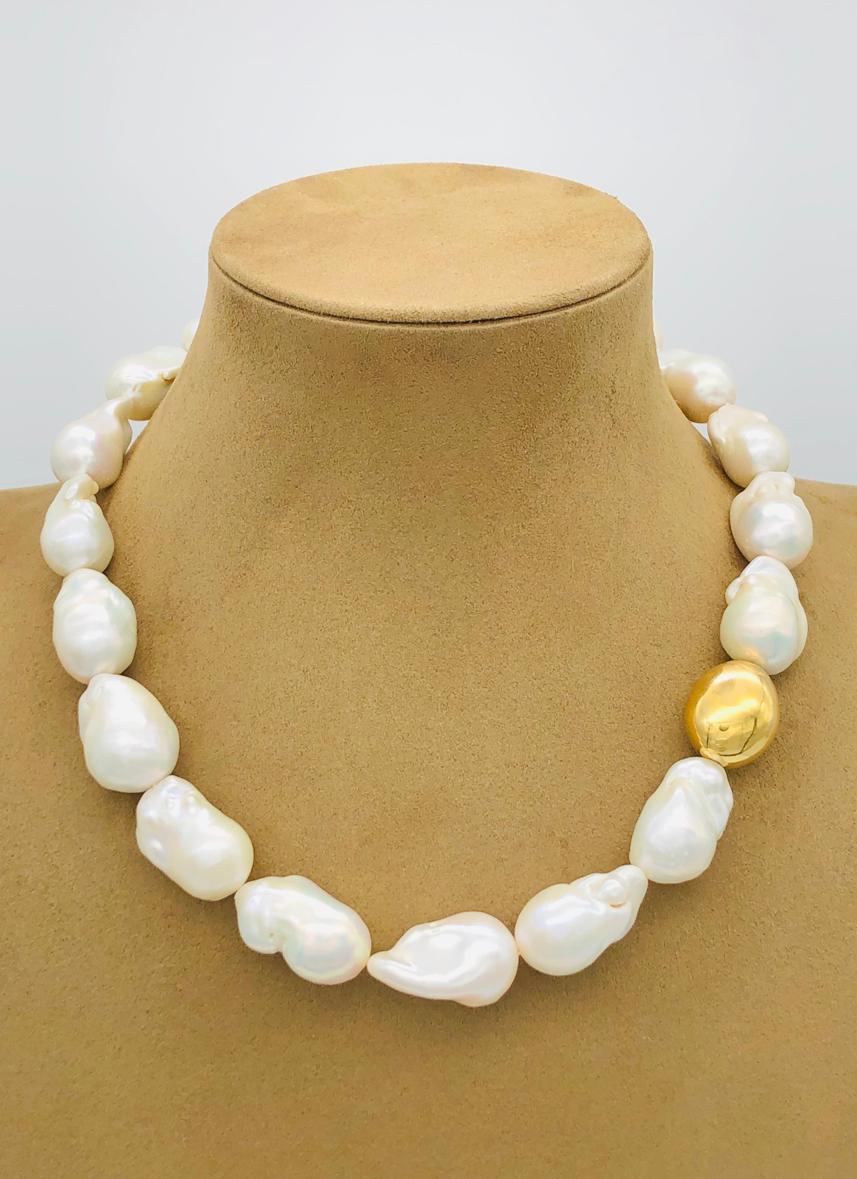 South Sea Baroque Pearls Necklaces with Yellow Gold with Bakelite Clasp
French Collection by Mesure et Art du Temps.

These baroque pearls give a more modern look to this necklace. The iridescent color reflects the spectrum of the rainbow. This
