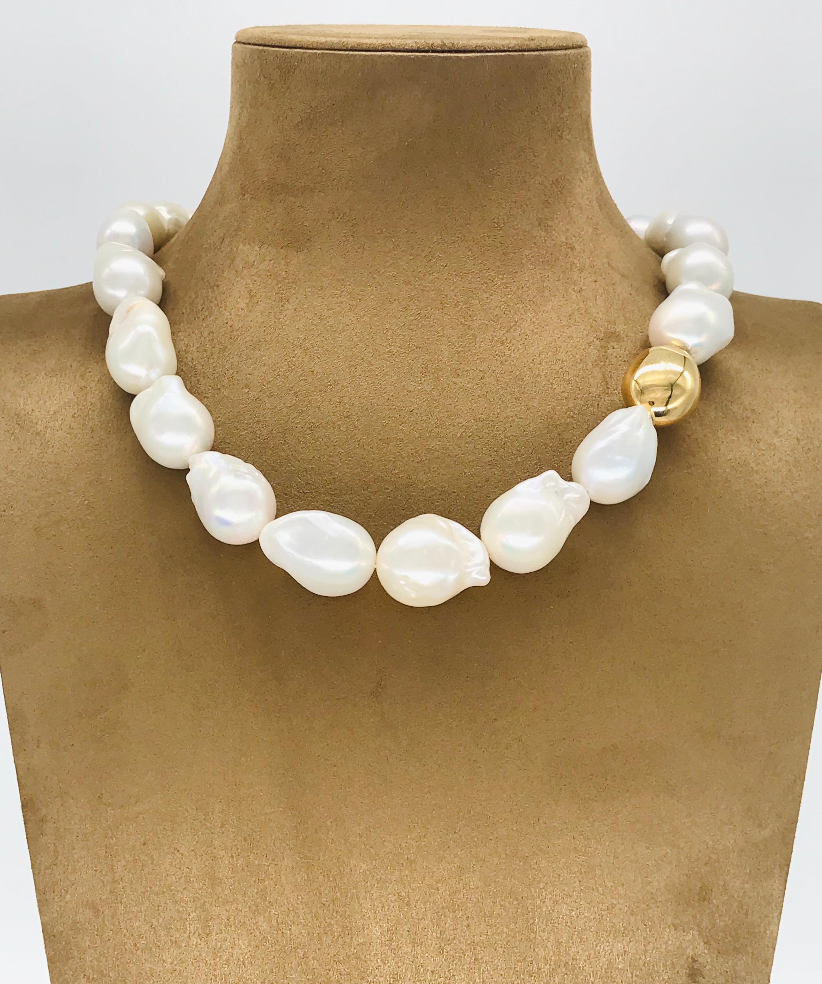 21 South Sea Baroque Pearls 
1 Yellow Gold Pearl Weight 2 grams 
Necklaces With Bakelite Clasp 
Length 50 cm / 19,685 inch

