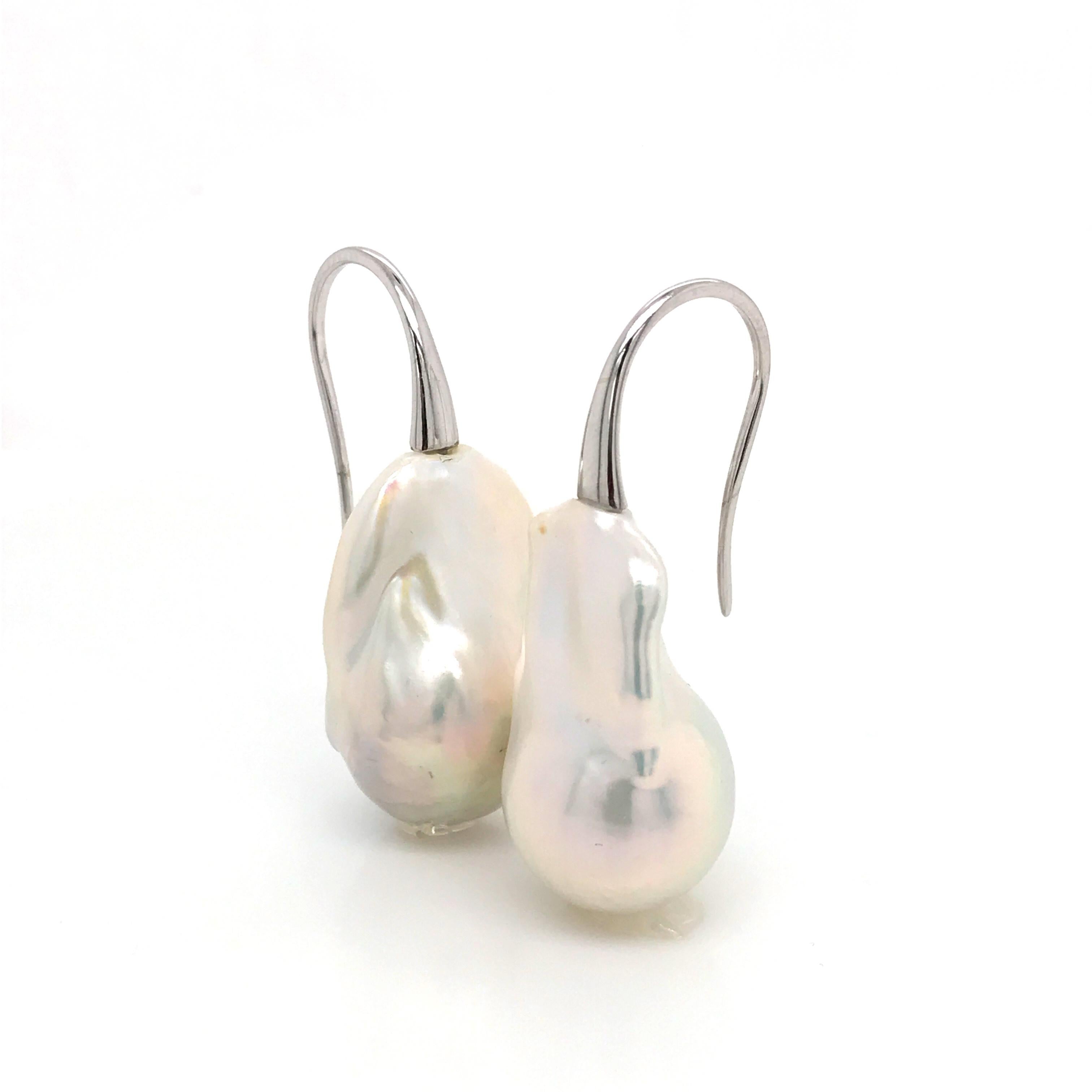 South Sea Baroque White Pearl on White Gold 18 k Drop Earrings 
2 natural Baroque South Sea Pearl 
White Gold 18 K Weight 2 grams 
Drop earrings 